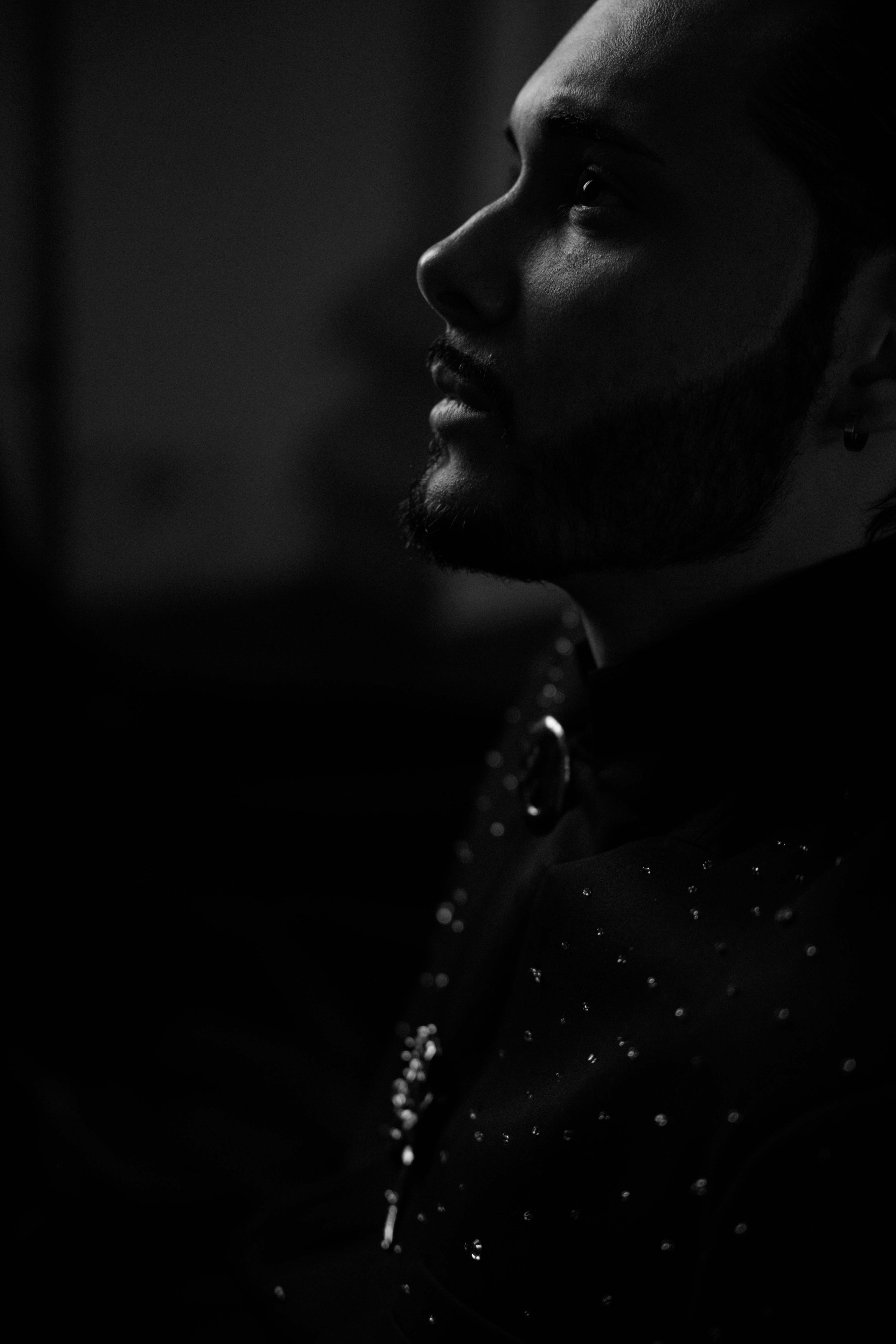 Счастливая пара позирует на свадебной фотосессии на фоне зеленой ткани в театре ,фэшн съемка ,топ 100 — свадебный фотограф Алена Межевова