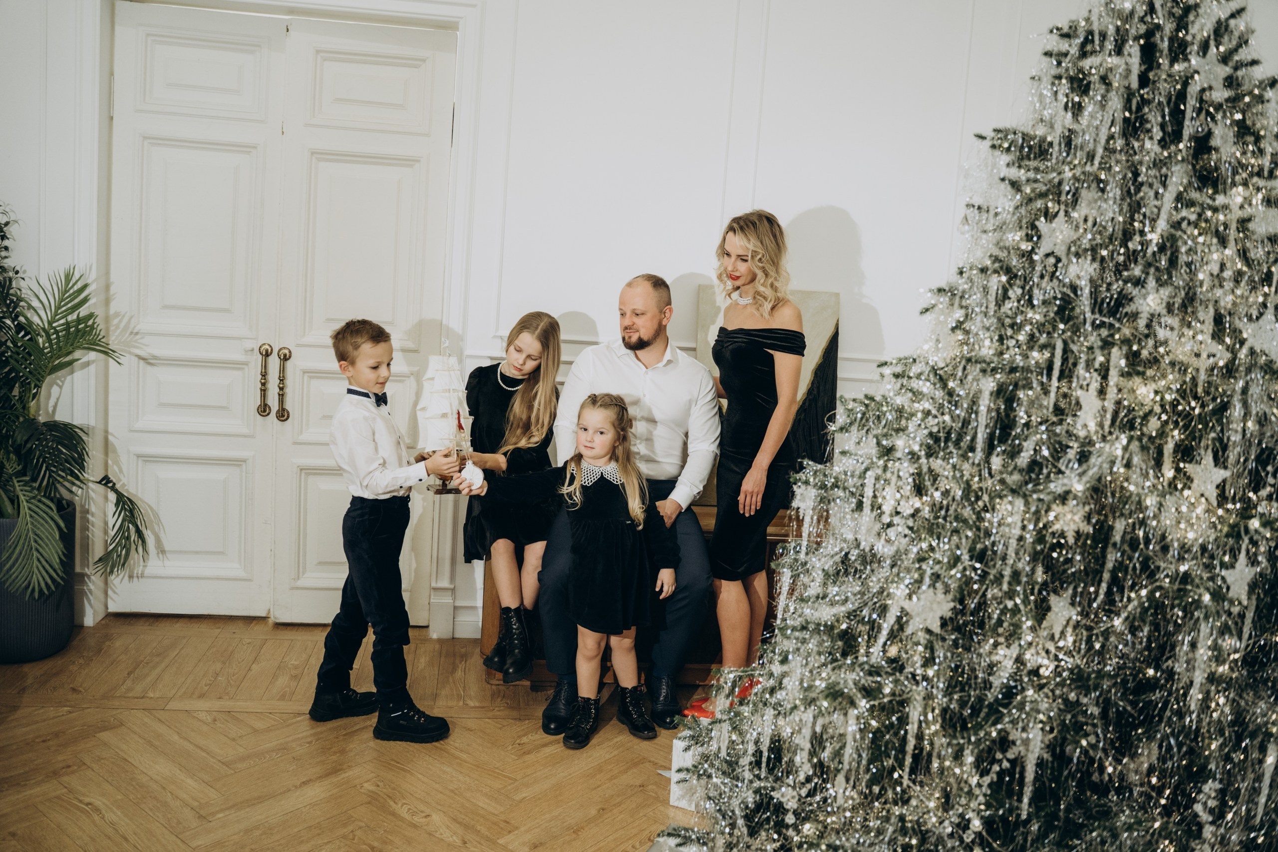 Семейная фотосессия в студии в Дмитрове. Свадебный фотограф в Дмитрове