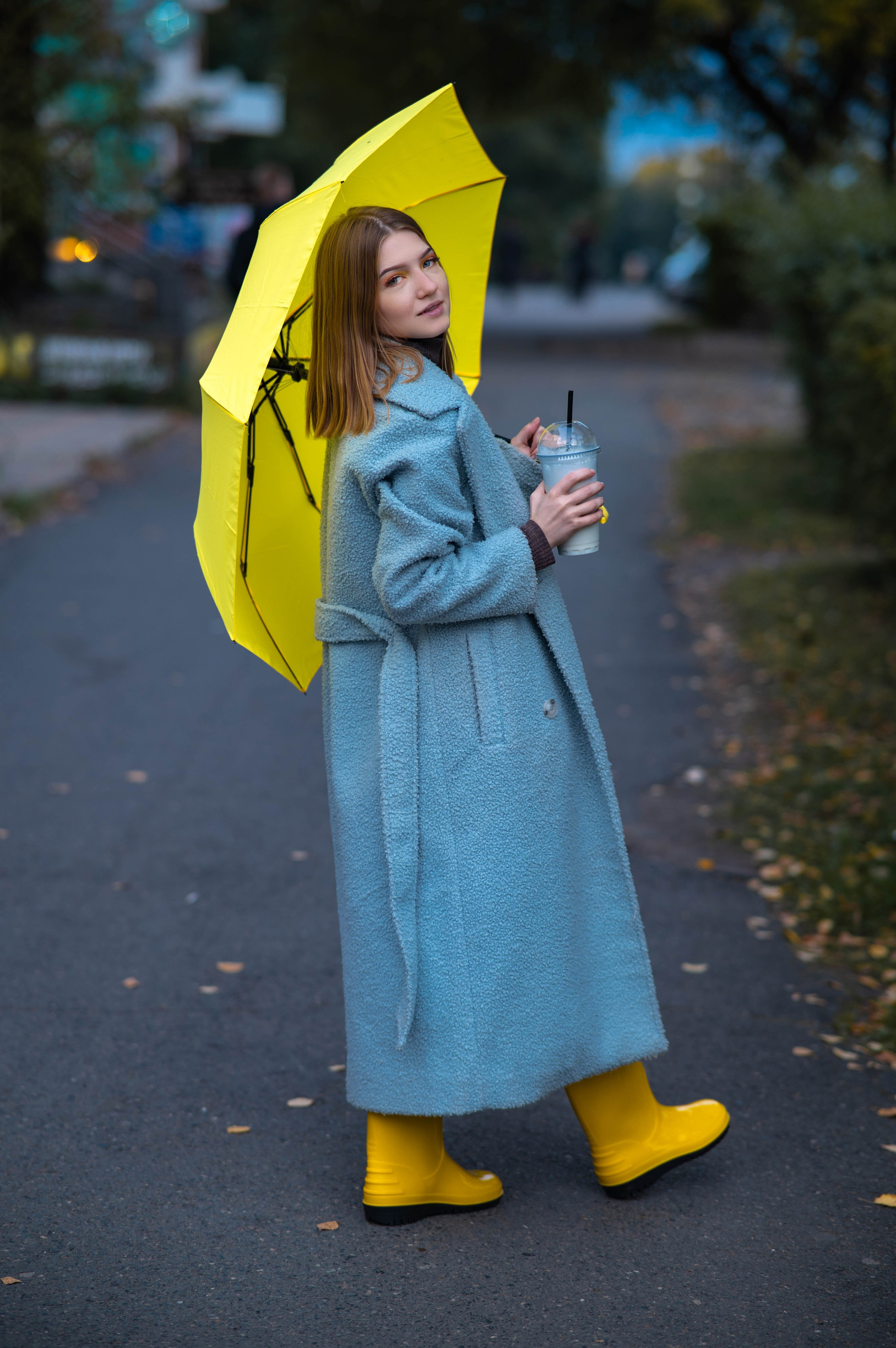 Осенняя индивидуальная съемка на фоне пожелтевших деревьев. Семейный и свадебный фотограф в Абакане Юлия Су