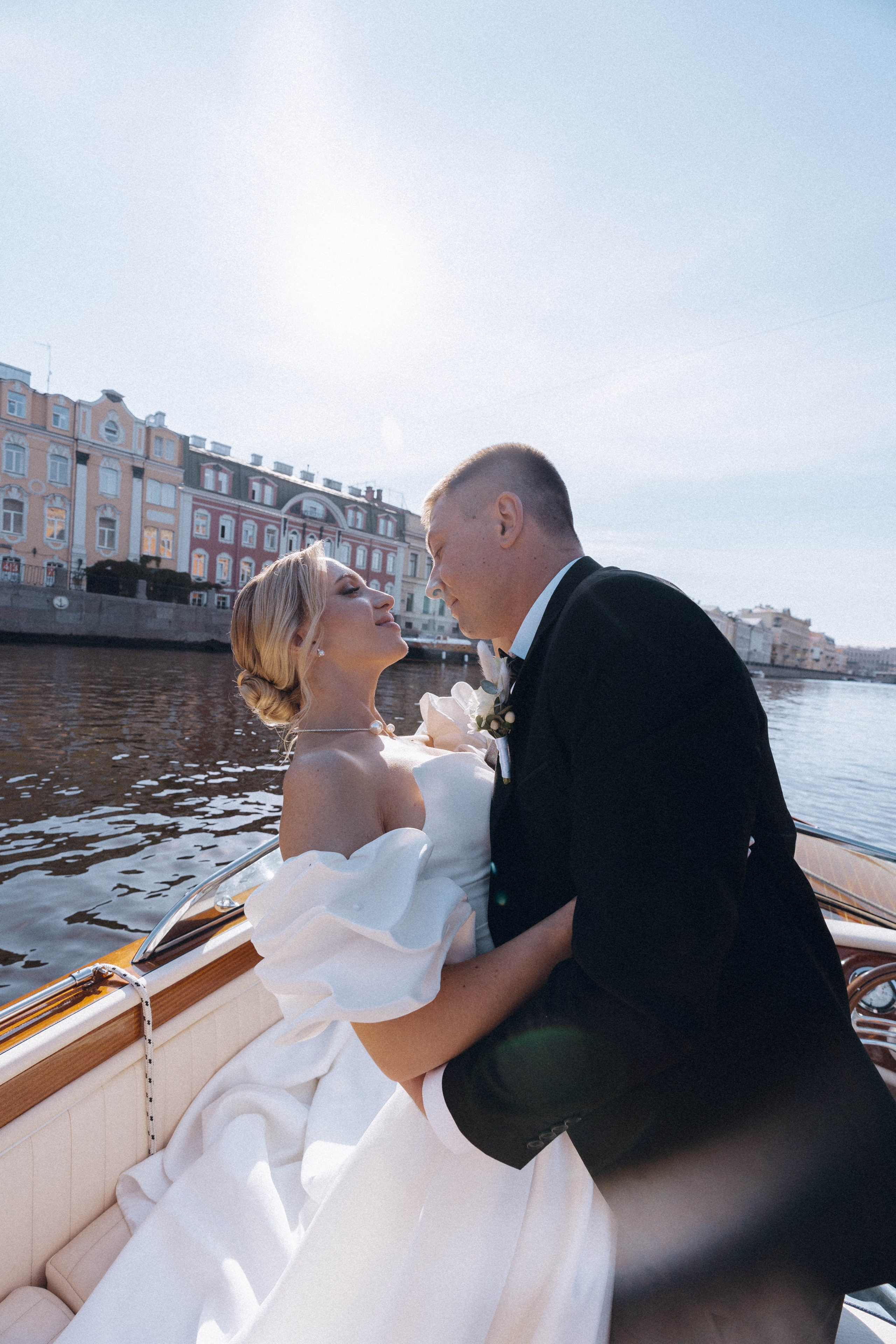 СВАДЕНБНАЯ СЬЕМКА НА КАТЕРЕ ПО КАНАЛАМ САНКТ-ПЕТЕРБУРГА И В АКВАТОРИИ НЕВЫ. Профессиональный фотограф, Санкт-Петербург — Виктория Богомолова