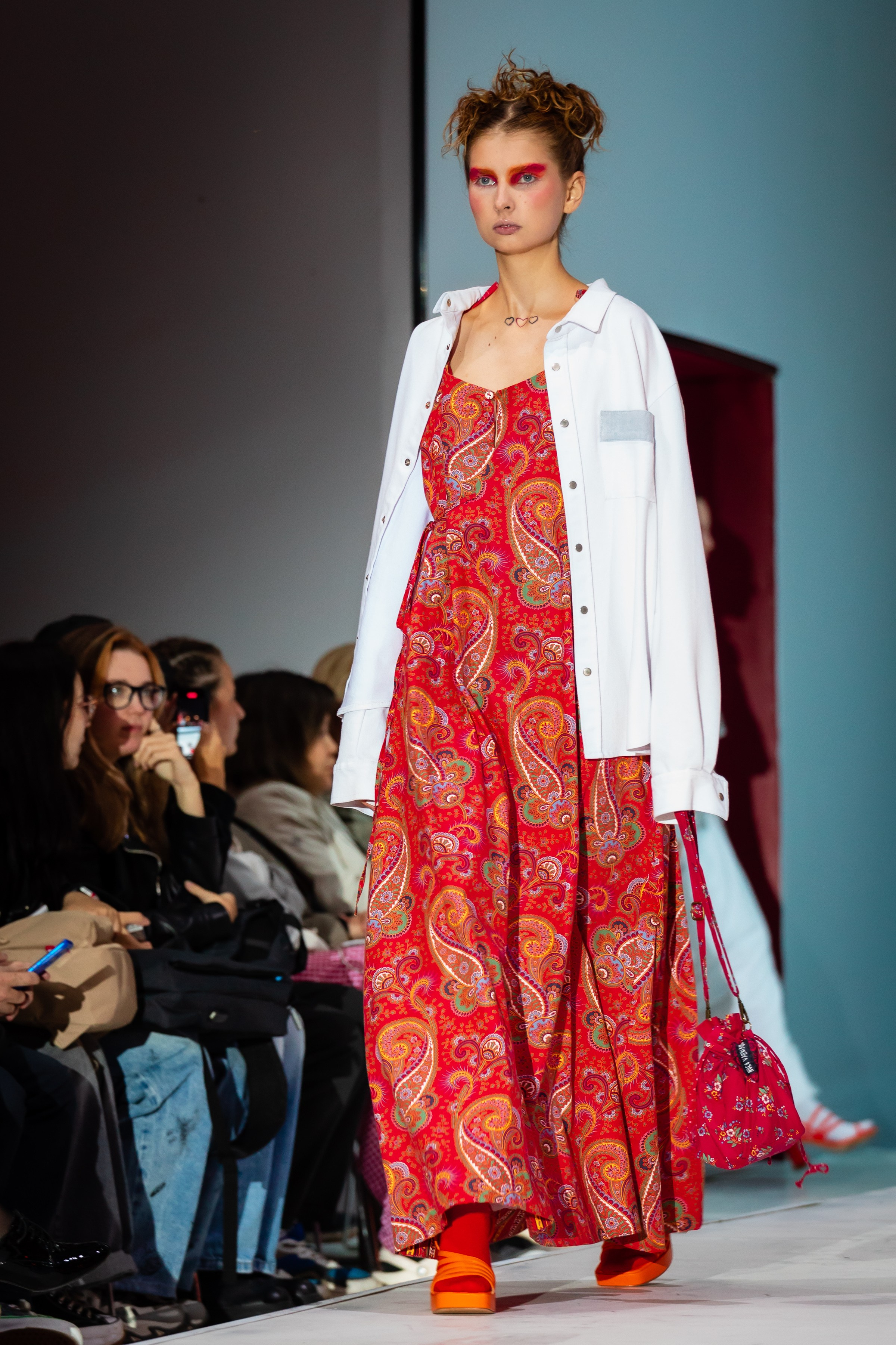 Фото с показа NOVIKOVA DSN и Шуйские ситцы MFW 29.08.25. Фотосессии и репортаж — Фотограф в Москве — Рина Серёгина