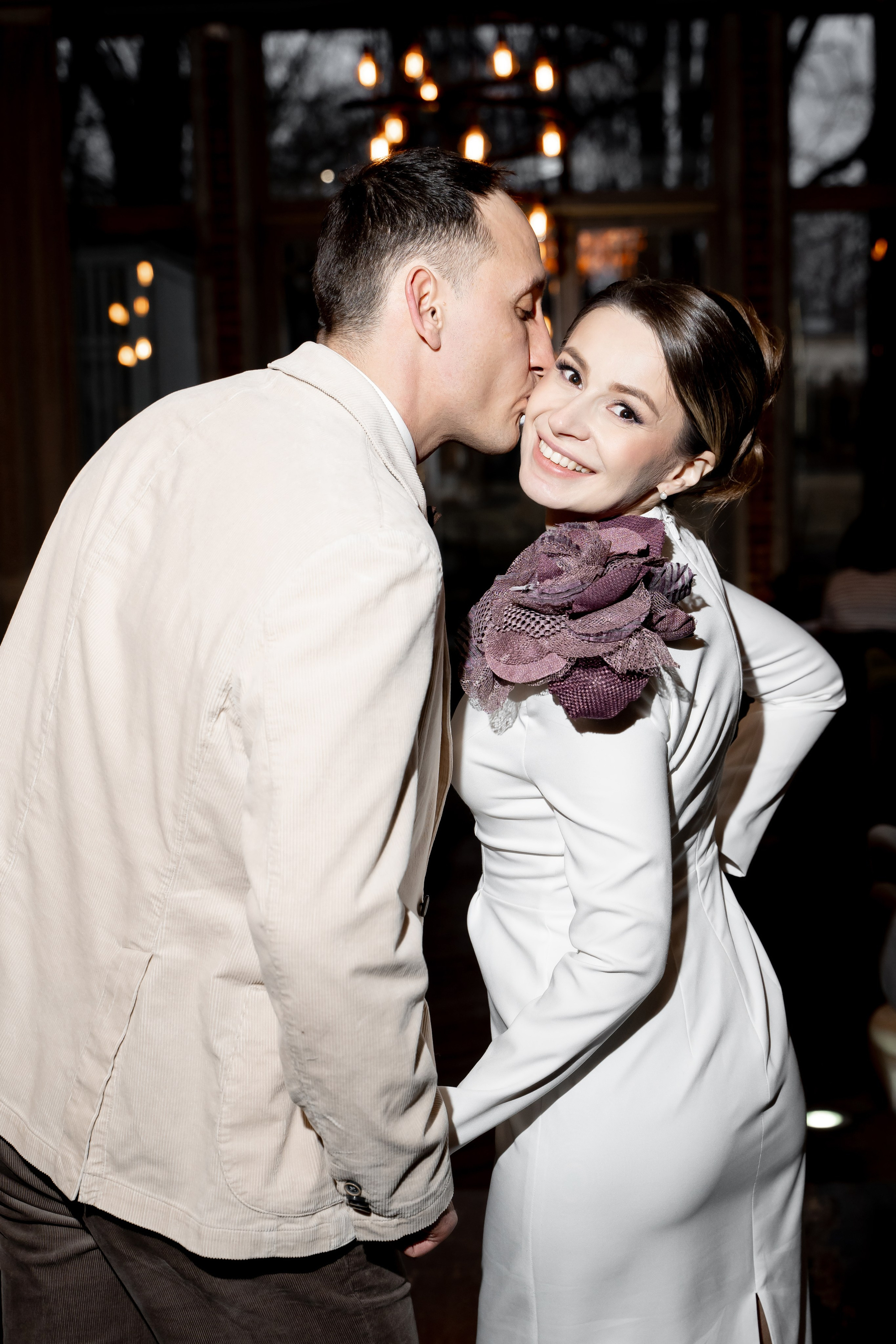 Свадебный фотограф в Москве. Свадебный фотограф Видное, Бутово, Домодедово, Щербинка, Царицыно. Свадебная фотосессия и сборы невесты в отеле Soluxe. Регистрация брака во дворце бракосочетания ВДНХ. Свадьба на ВДНХ. Свадебная фотосессия с ретро автомобилем Чайка. 