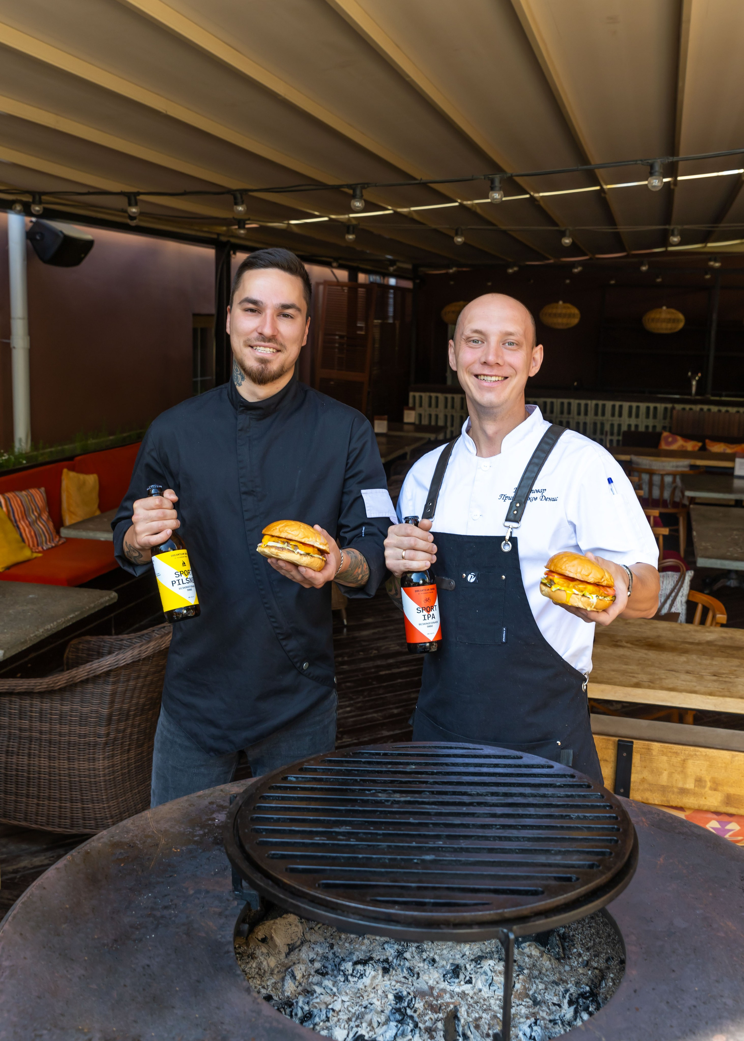 28.07.2025 Нино играет в домино, фото с бургерами. ФОТОГРАФ ВИНОГРАДОВА ДАРЬЯ