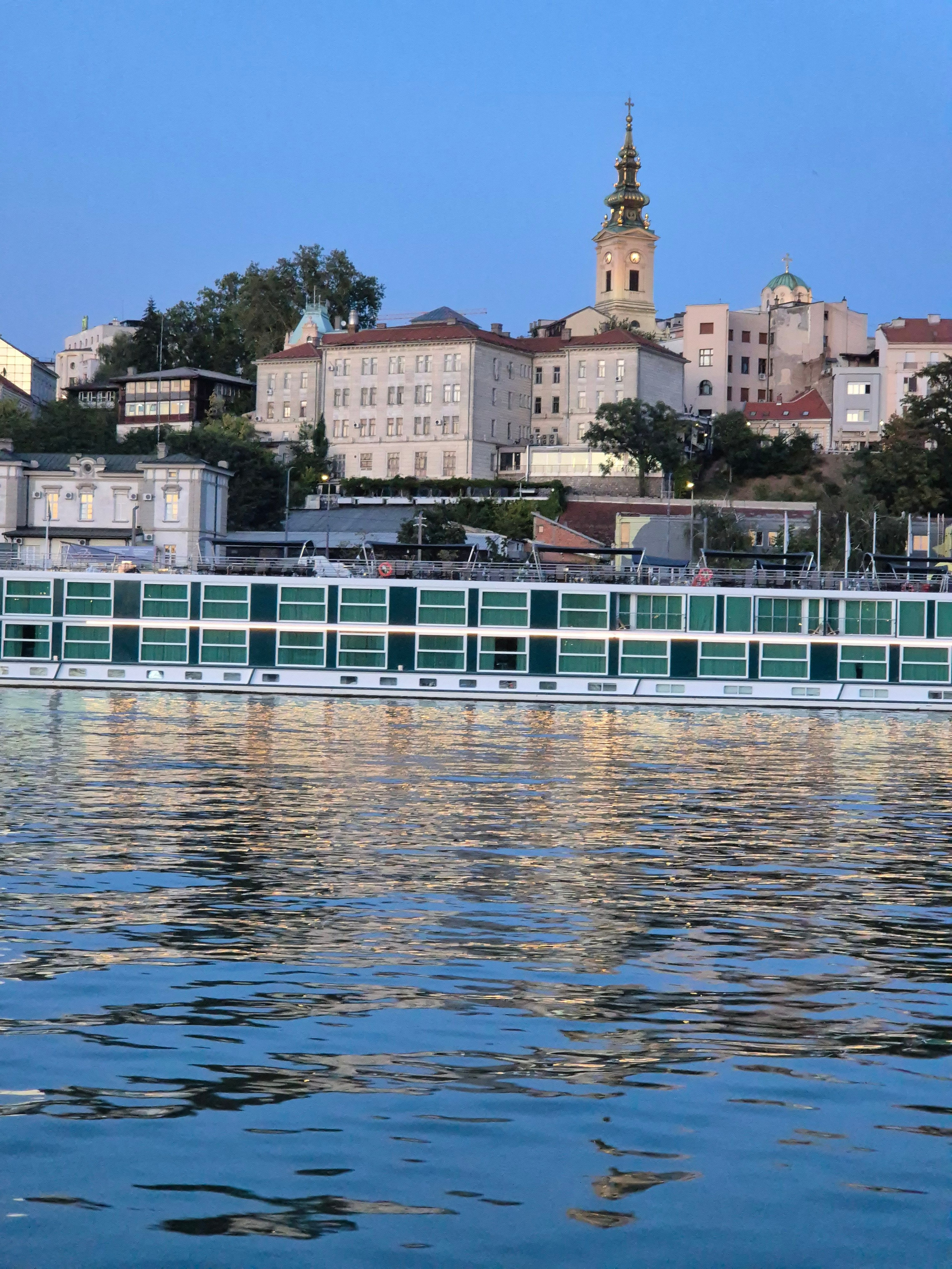 Вид на старый город с реки Савы - притока Дуная