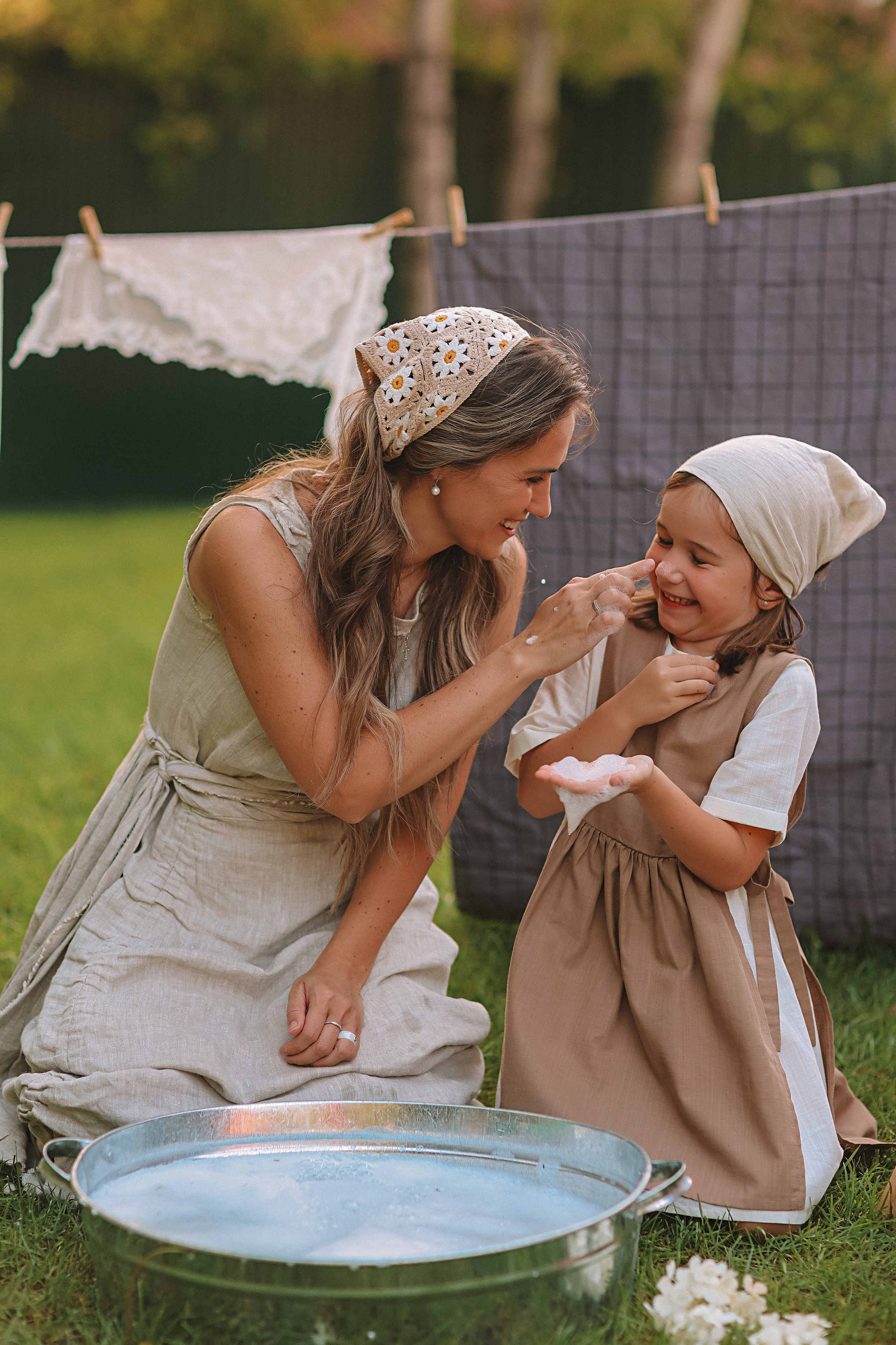 Стирка у дома. Семейный фотограф Тюмень, фотограф на роды Салмина Мария
