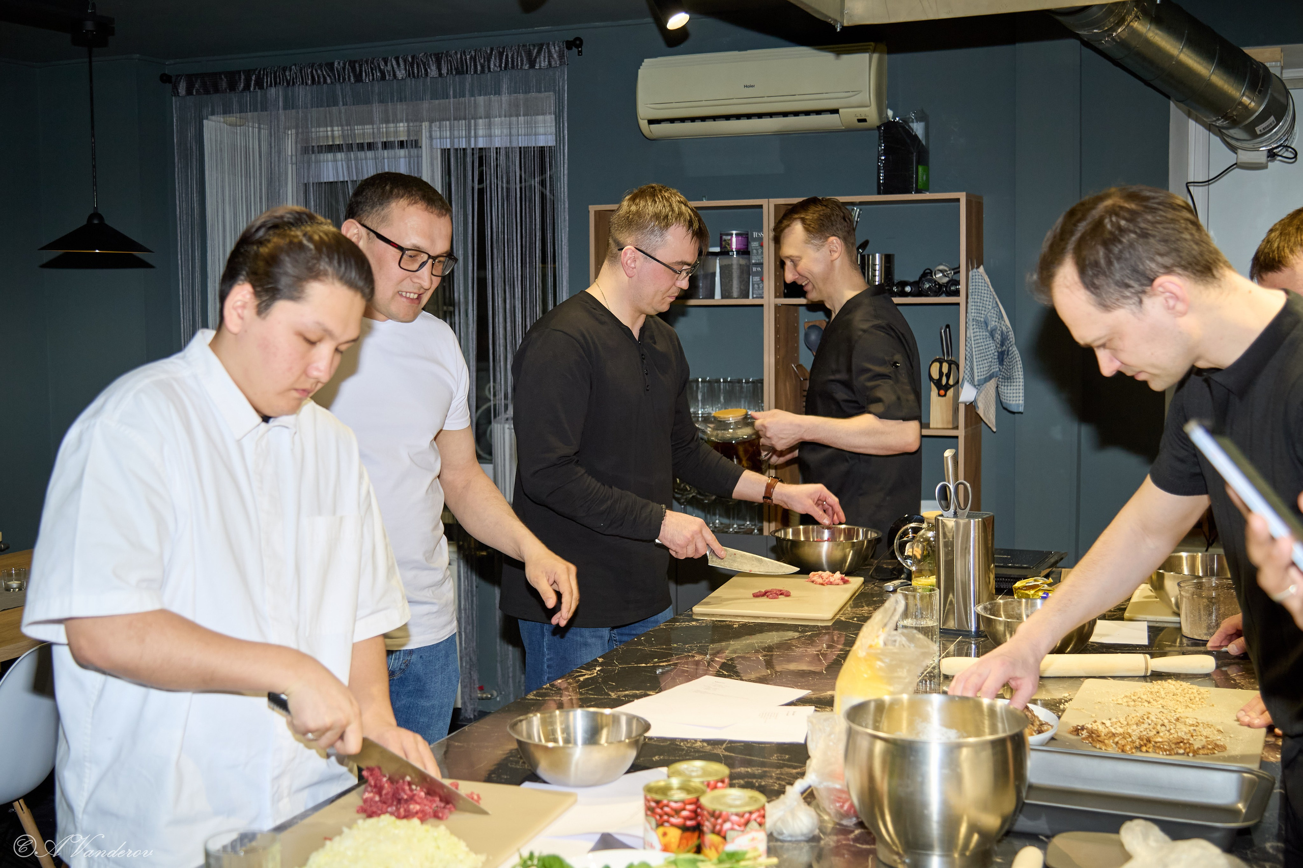 Мужские разговоры на кухне. Фотограф Омск | Александр Вандеров