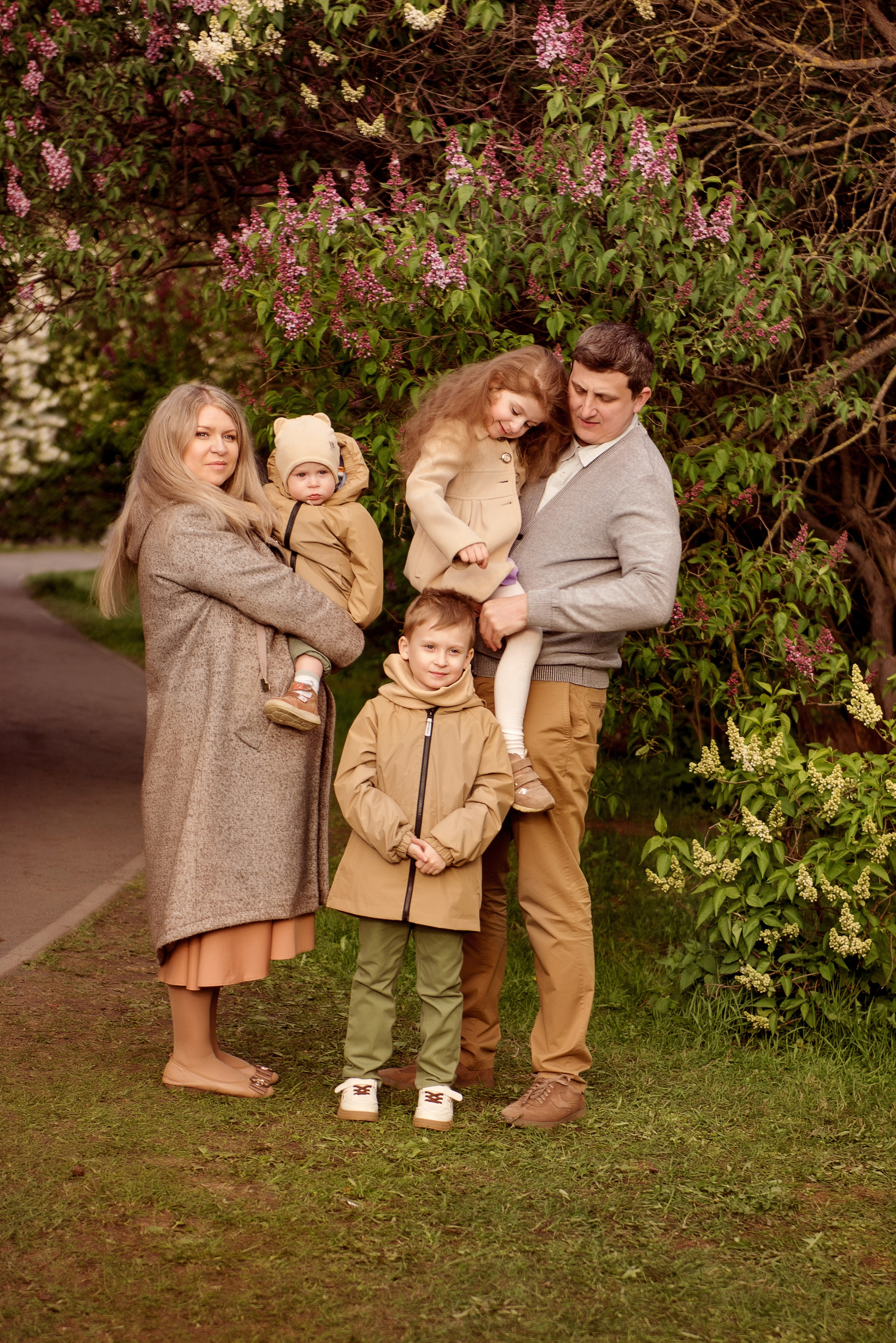 Семейная фотосессия в сиреневом саду. Детский фотограф в Долгопрудном и Москве