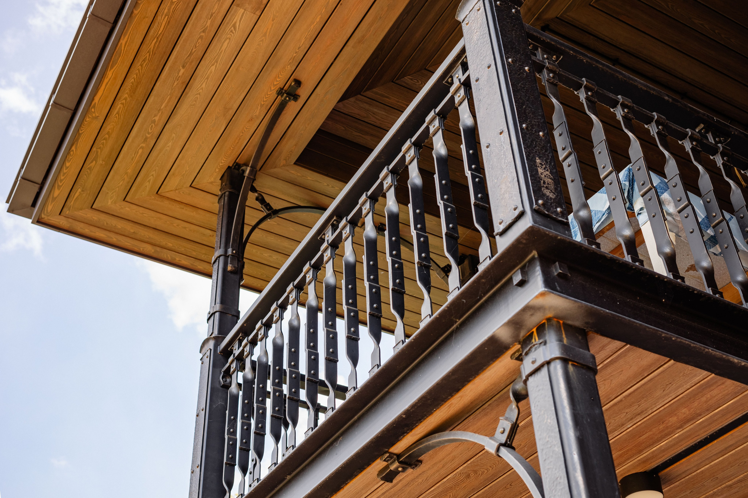 Готовый двухэтажный гараж в стиле Лофт — сочетание кирпича, дерева и металла. Современный дизайн, функциональность и эстетика во всём. Строительная компания «Милый дом» МД. Москва и Московская область