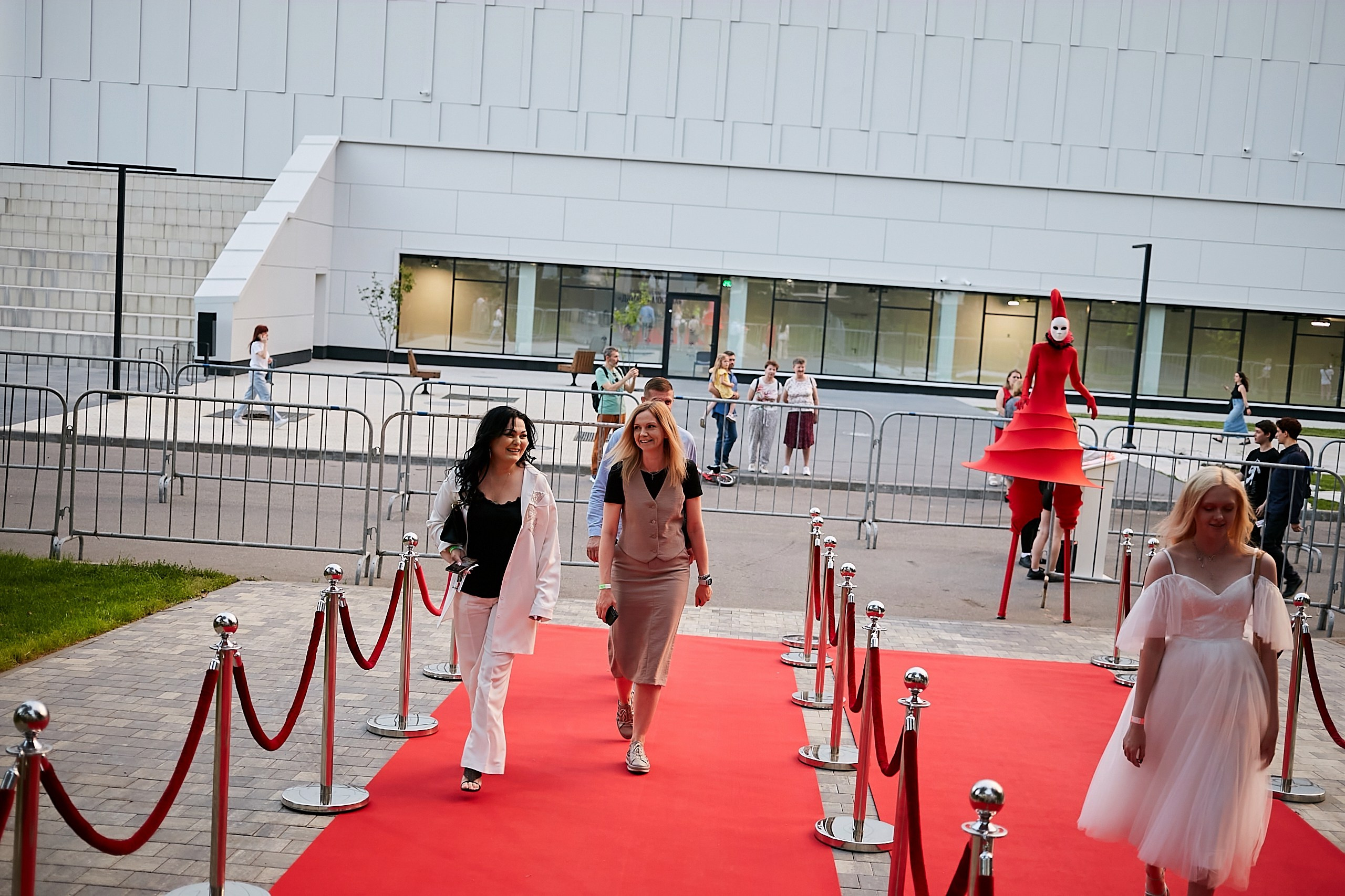 Выпускной 2024 концертный зал Академия ВТБ. Фотограф и Видеограф в Москве. Олег Корушев