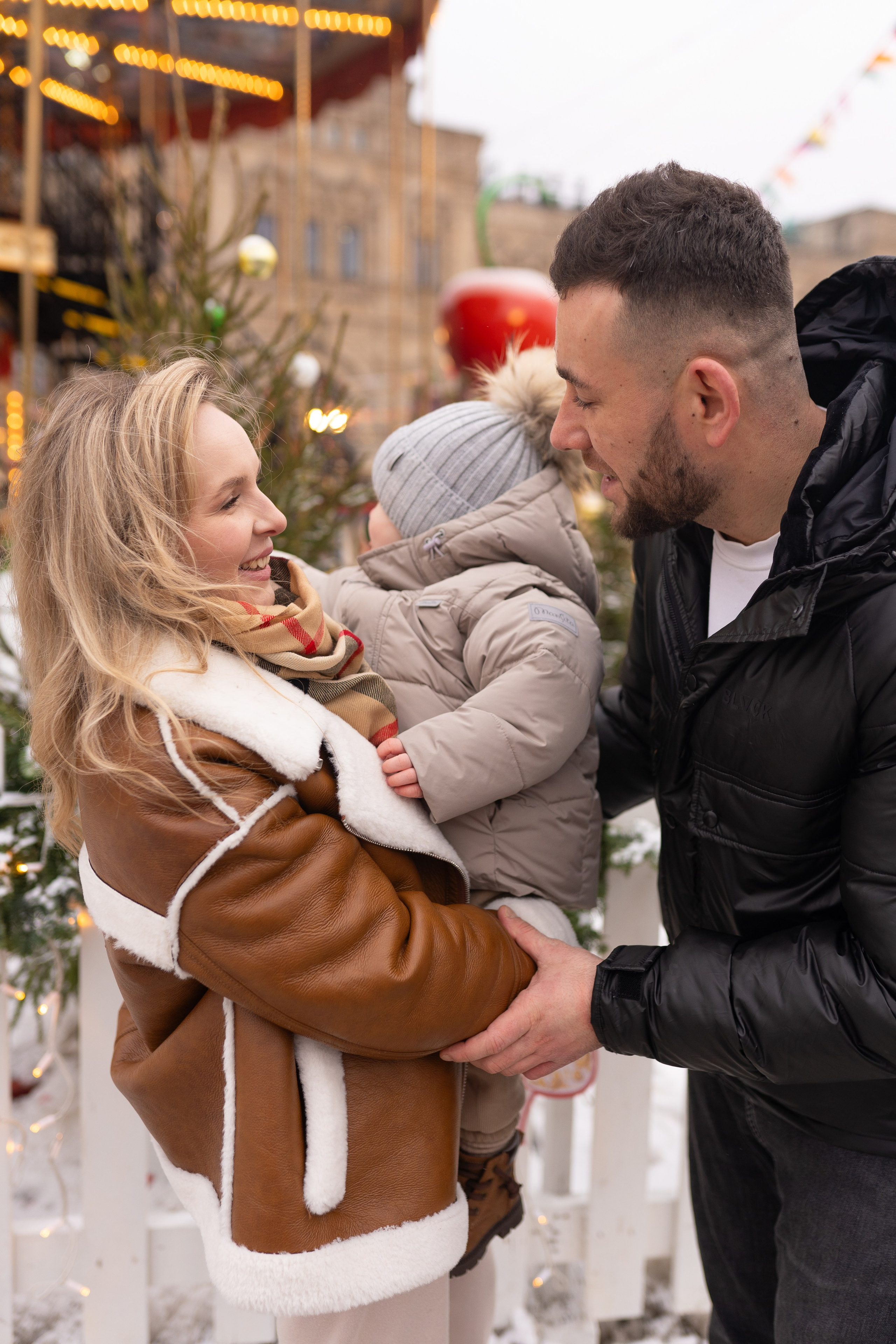 Павел, Егор и Наталия на ГУМ Ярмарке. Свадебный фотограф в Москве Анна Полушина