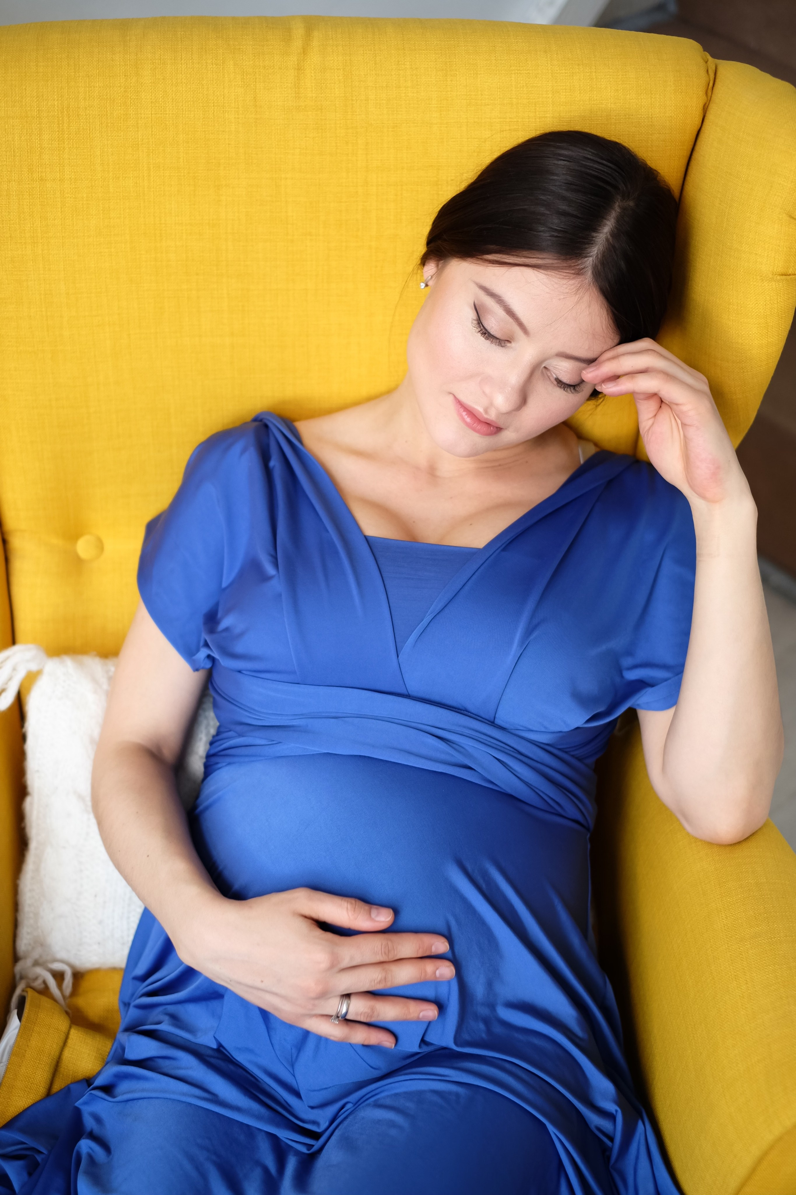 Съемка для двух беременных подруг в светлой студии. Фотографы в Москве Светлана Устинова и Сергей Грачев