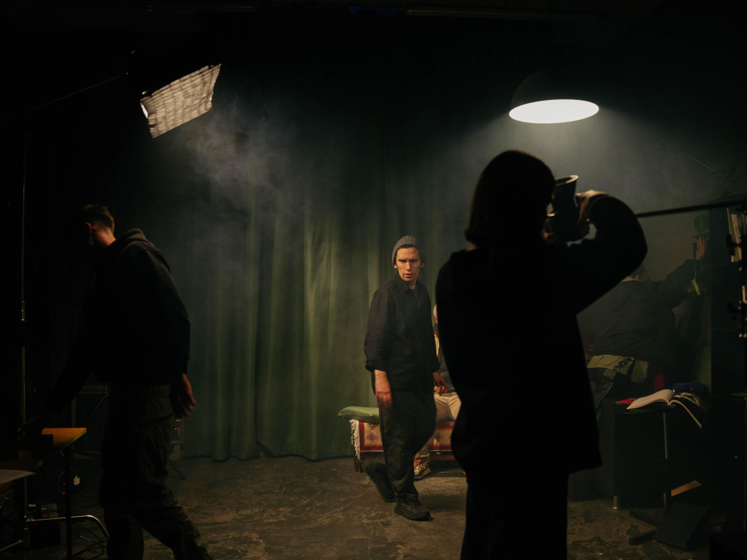 BACKSTAGE. V