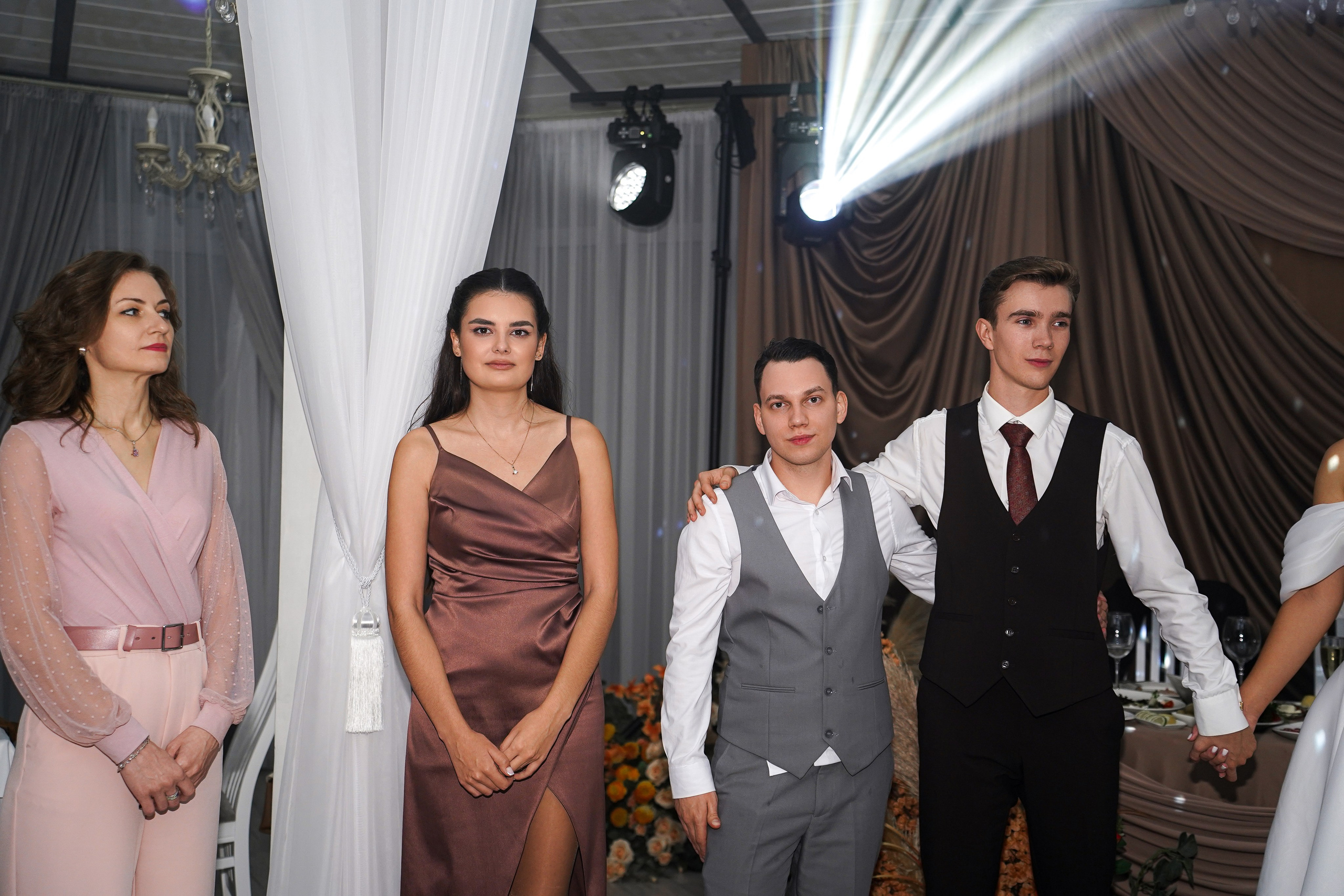 Свадебный банкет в беседке. Свадебный фотограф в Ростове-на-Дону. Таинство Крещения и Венчания, семейные фотосессии. Алёна Чёботова