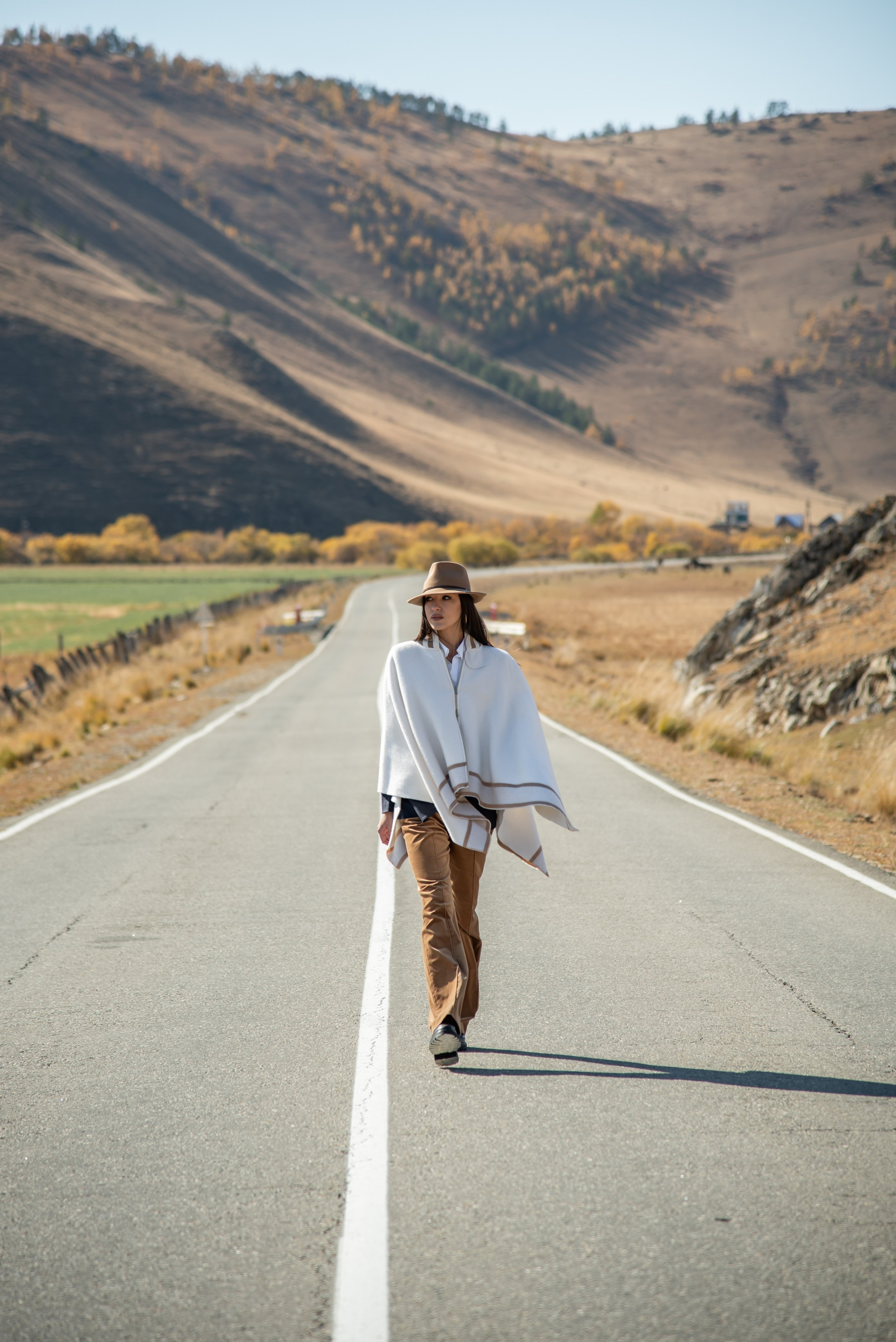 Съёмка одежды на Ольхоне. Занимаюсь профессиональной фотографией и живу рядом с Байкалом. Работаю в разных жанрах