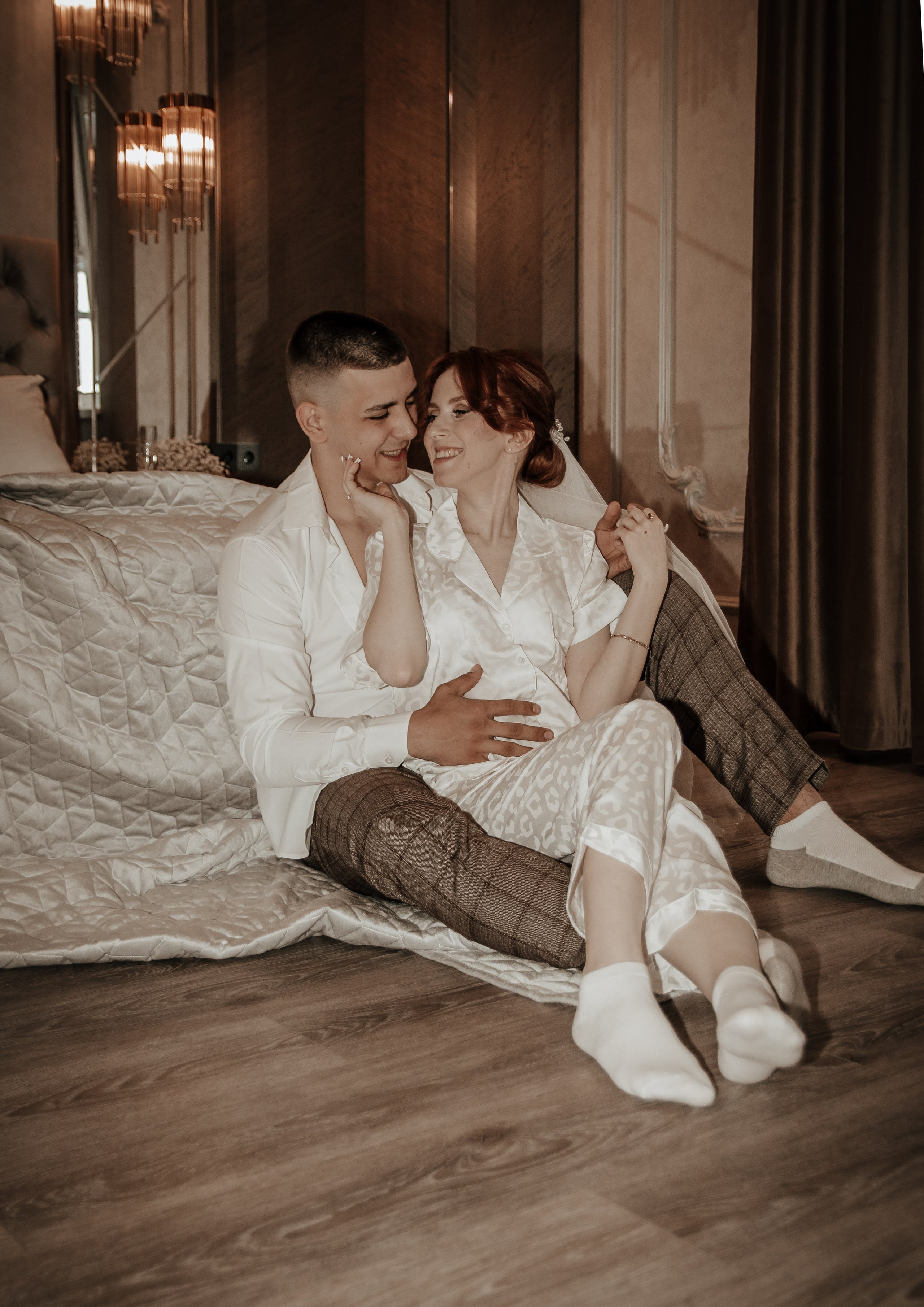 молодожены позируют сидя на полу на свадебной фотосессии у фотографа марины ковалевой в ростове на дону