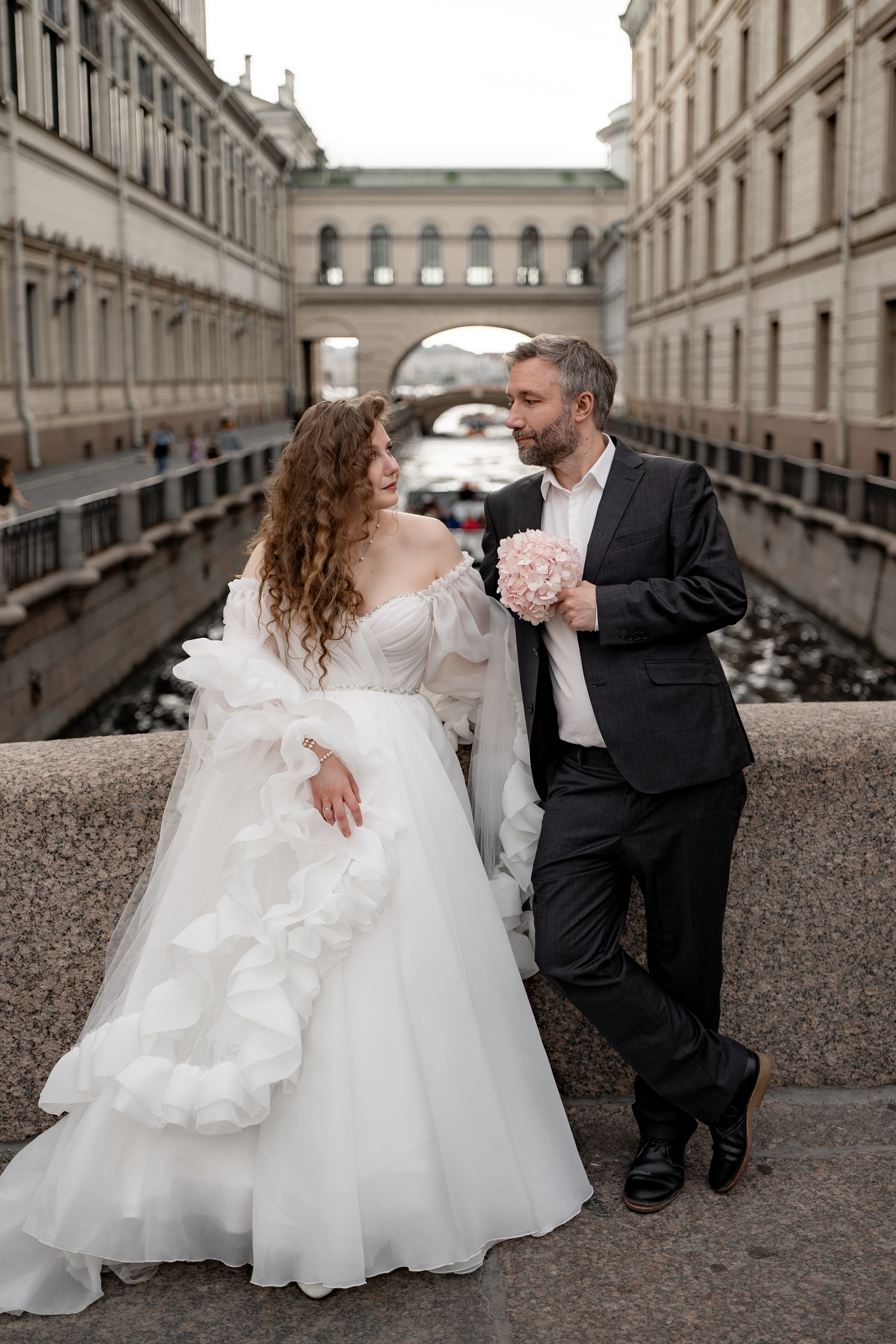 Красивые места для свадебной фотосессии летом в Санкт-Петербурге. Свадебный фотограф Александр Невский в Санкт-Петербурге