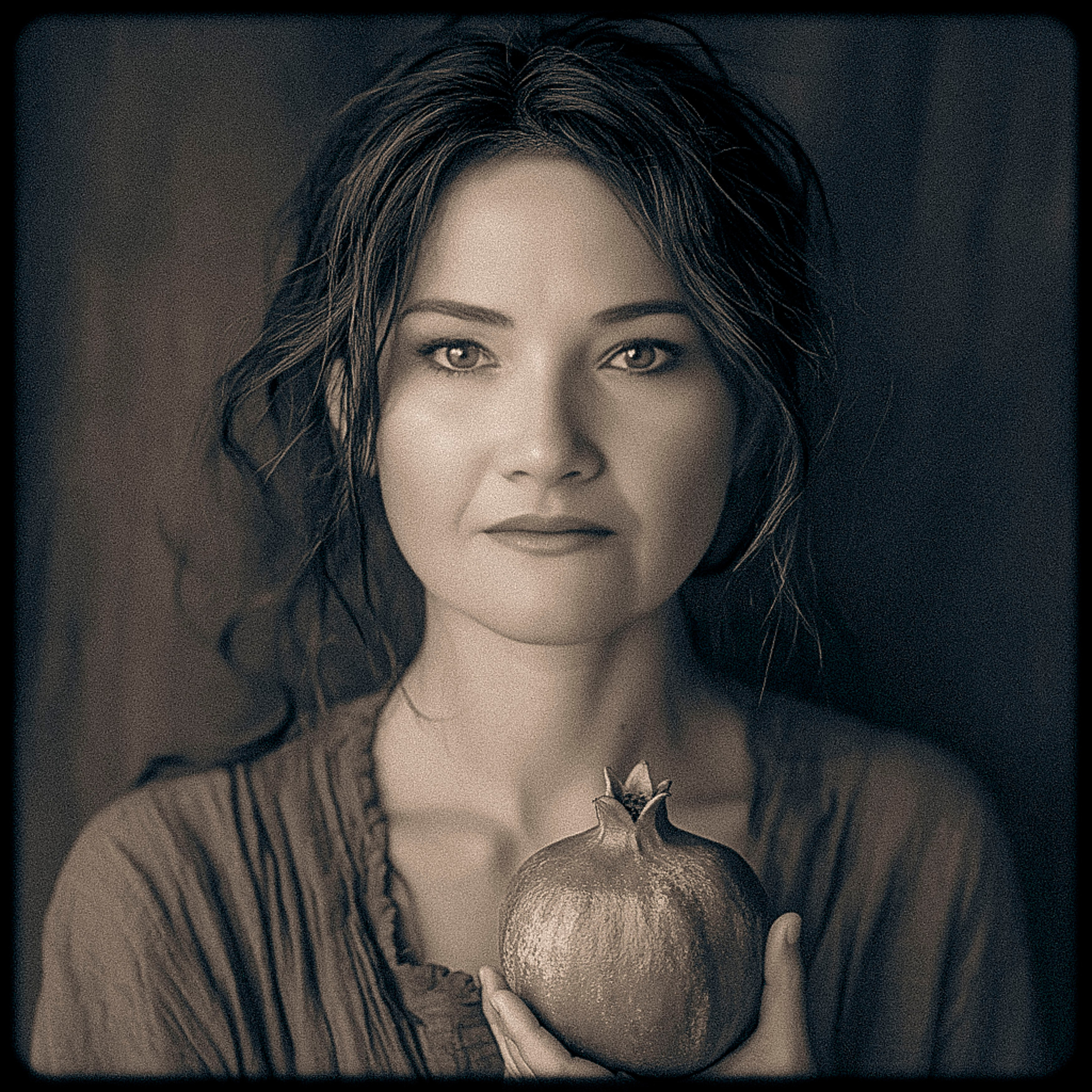 Нейрофотосессия для Ольги. Девушка с гранатом. ФотоХудожник Харитонова Ирина г. Санкт-Петербург