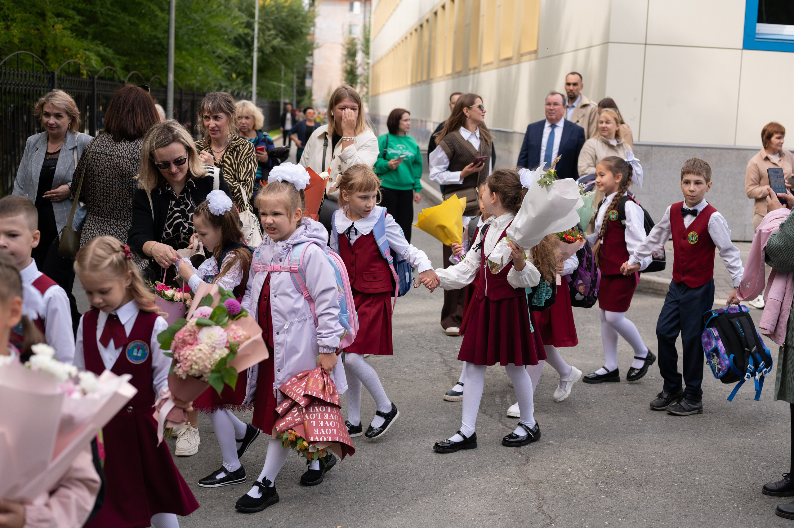 1 сентября 16 гимназия 2 класс (линейка + в классе+ на улице). Фотограф новорожденных, семейный детский в Тюмени Татьяна Морозова