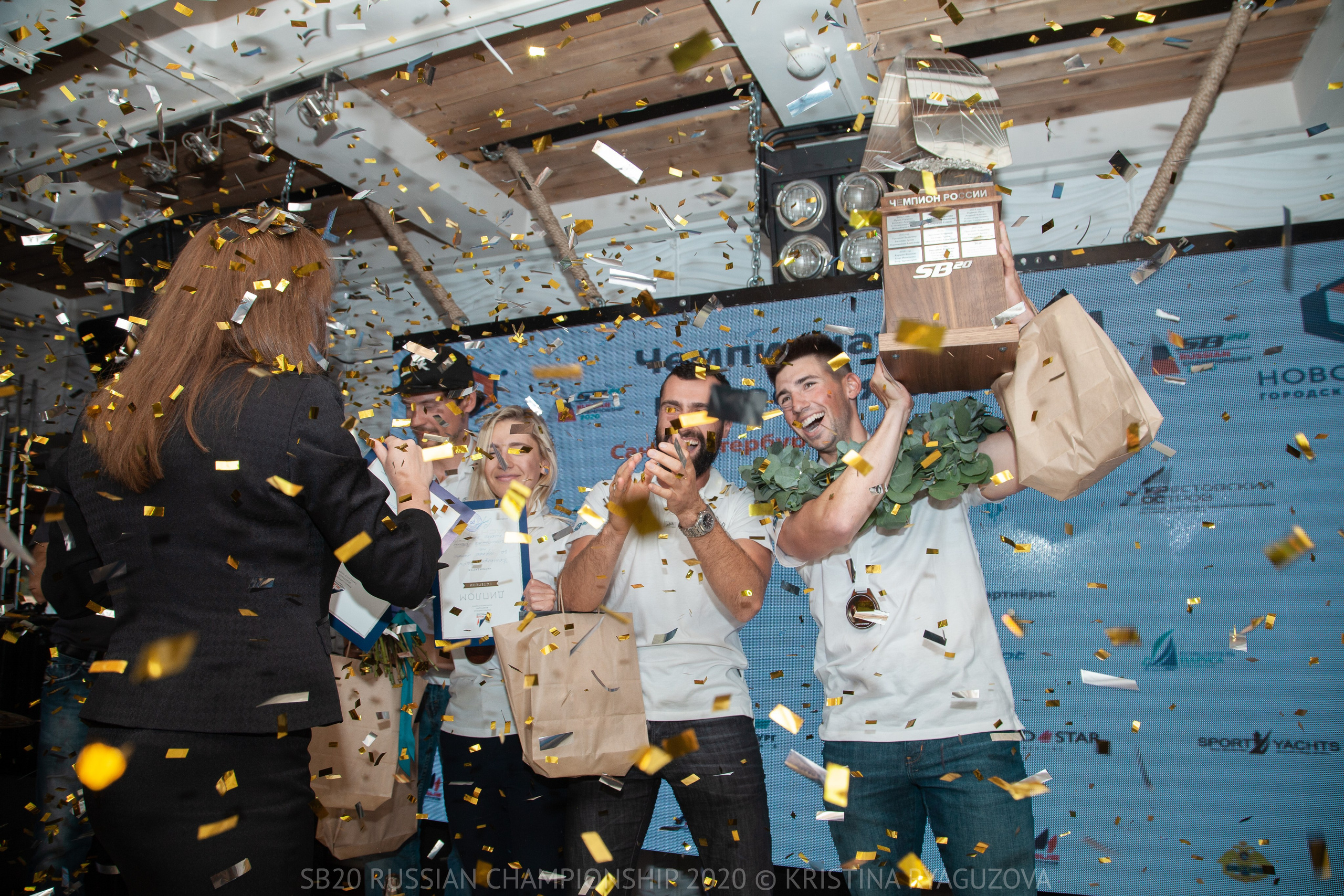 Яхтсмены держат кубок чемпионата России в классе SB20.