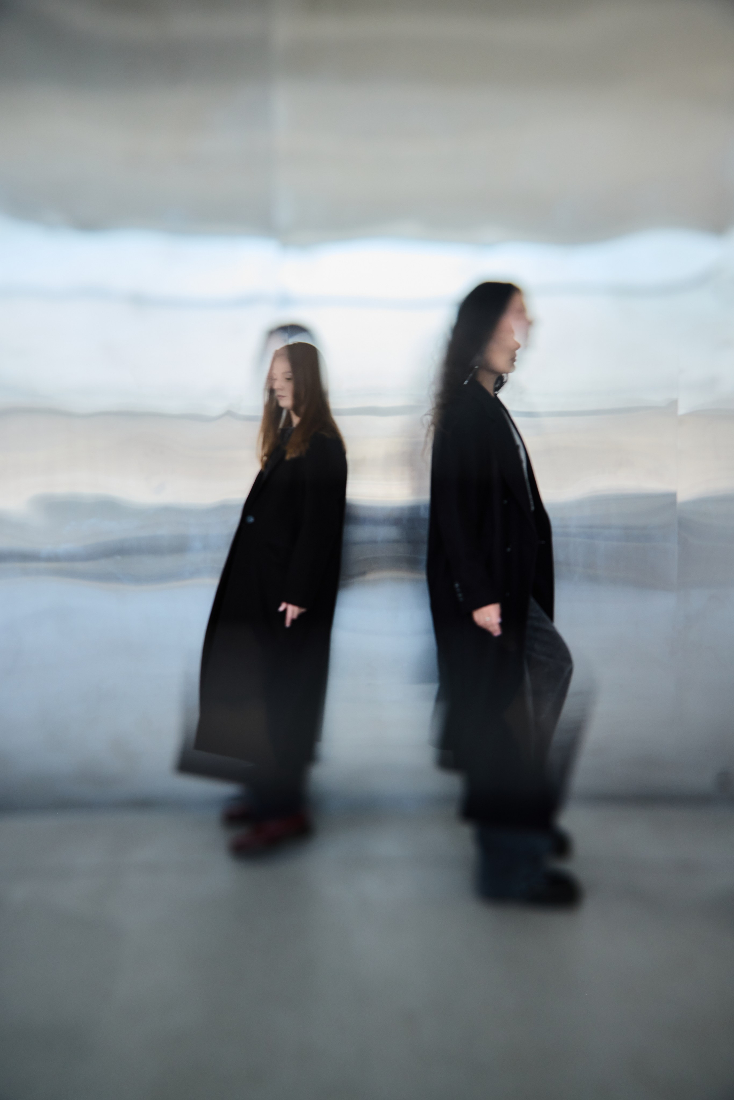 Две девушки стоят на фоне металлической стены. Виктория Брызгалова и Анна Пижонкова