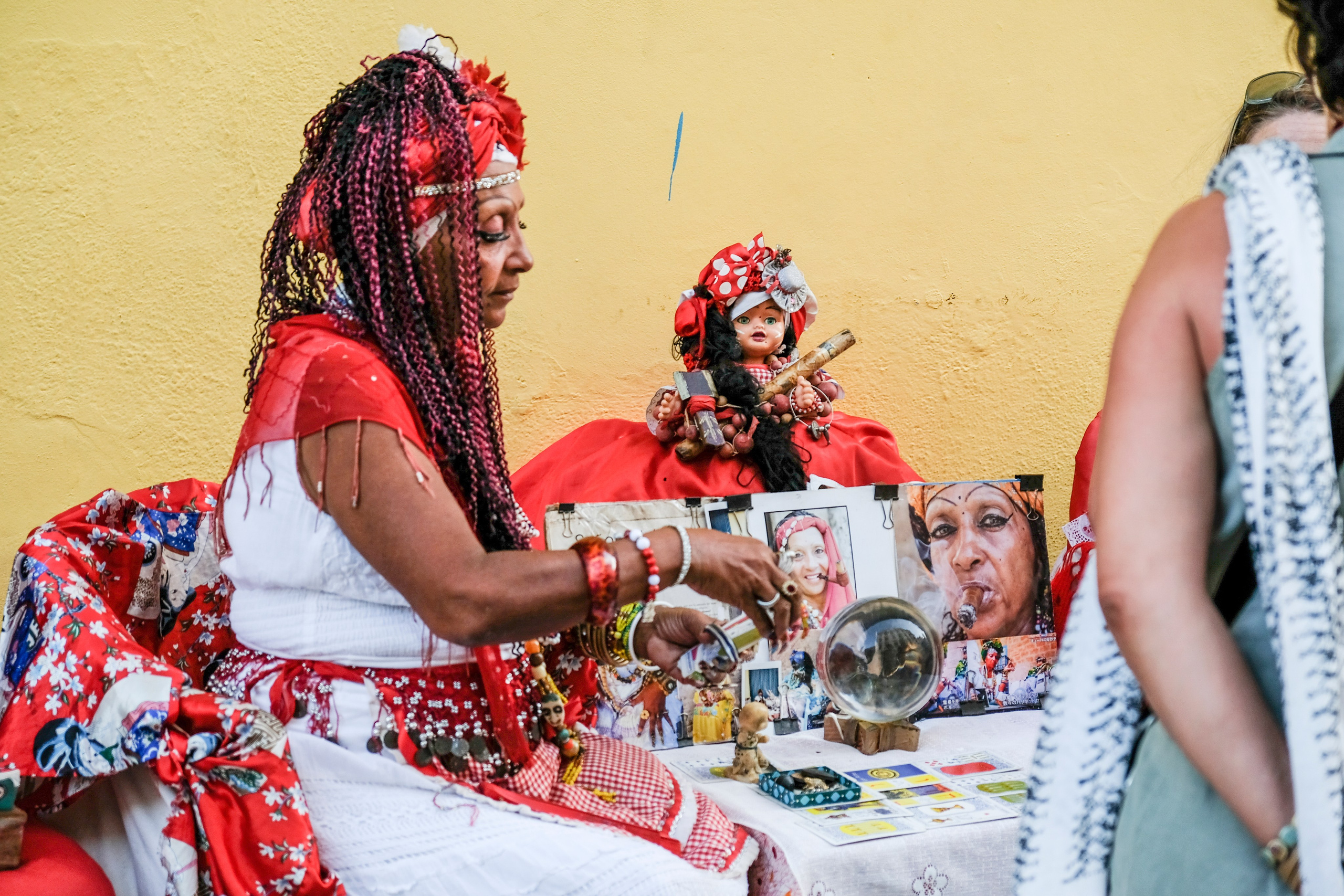 УЛИЦЫ. ПОБУДЬ ЗДЕСЬ И ЦЕЛЕЕ БУДЕТ ЭТОТ МИР