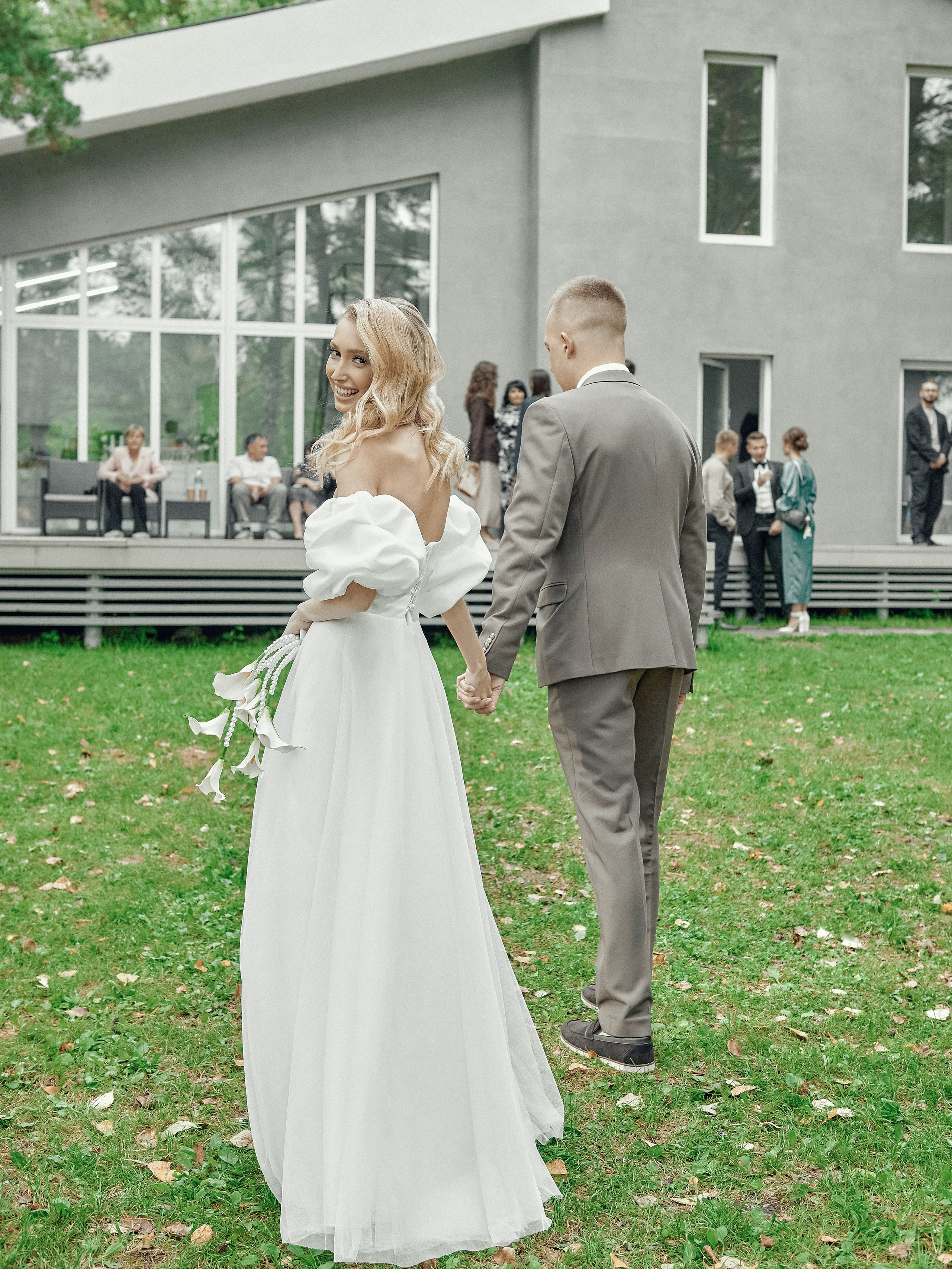 «Невеста с букетом улыбается, свадебная фотосессия на природе у экохауса»