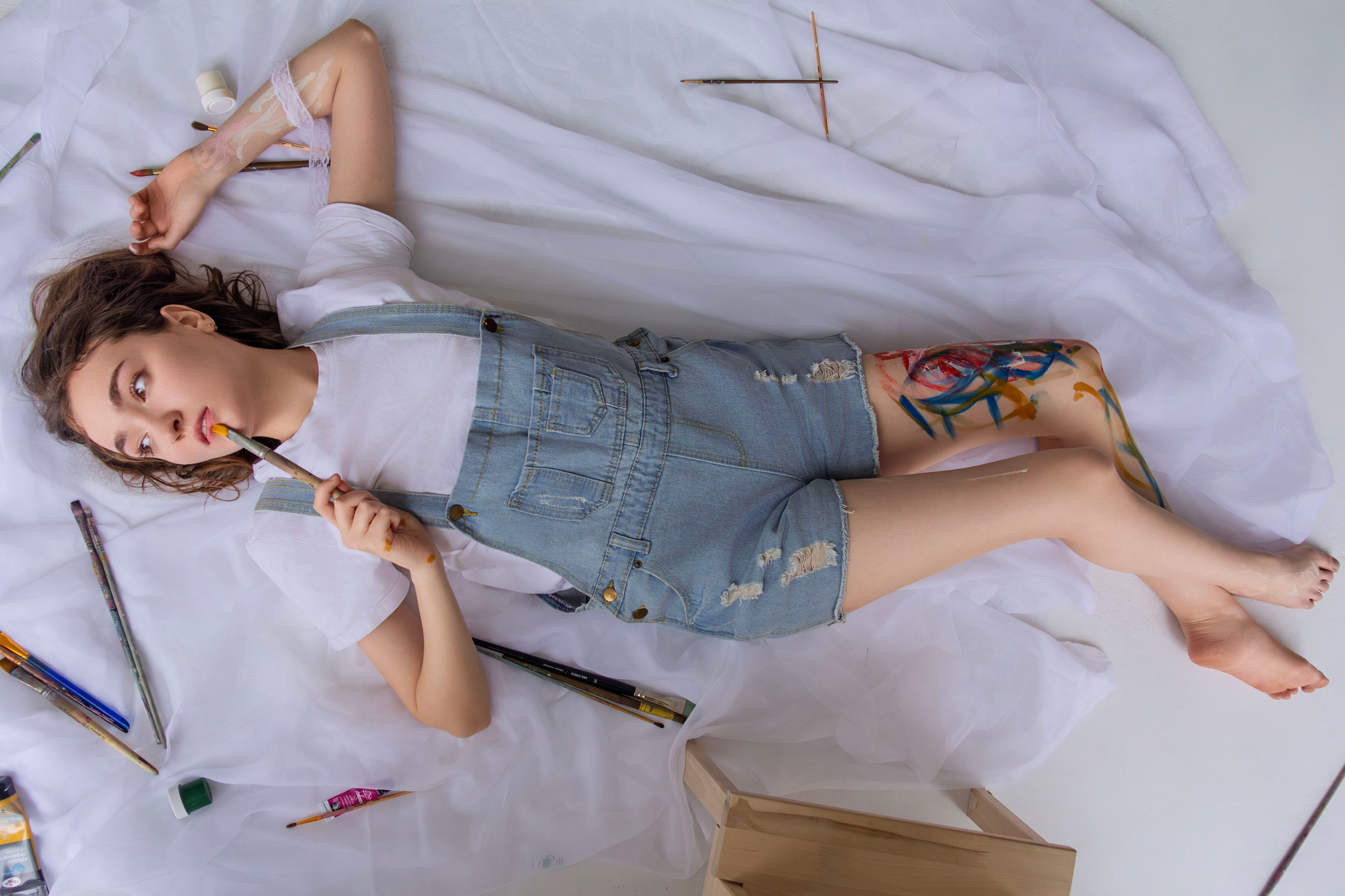 Женский портрет с красками. Главная