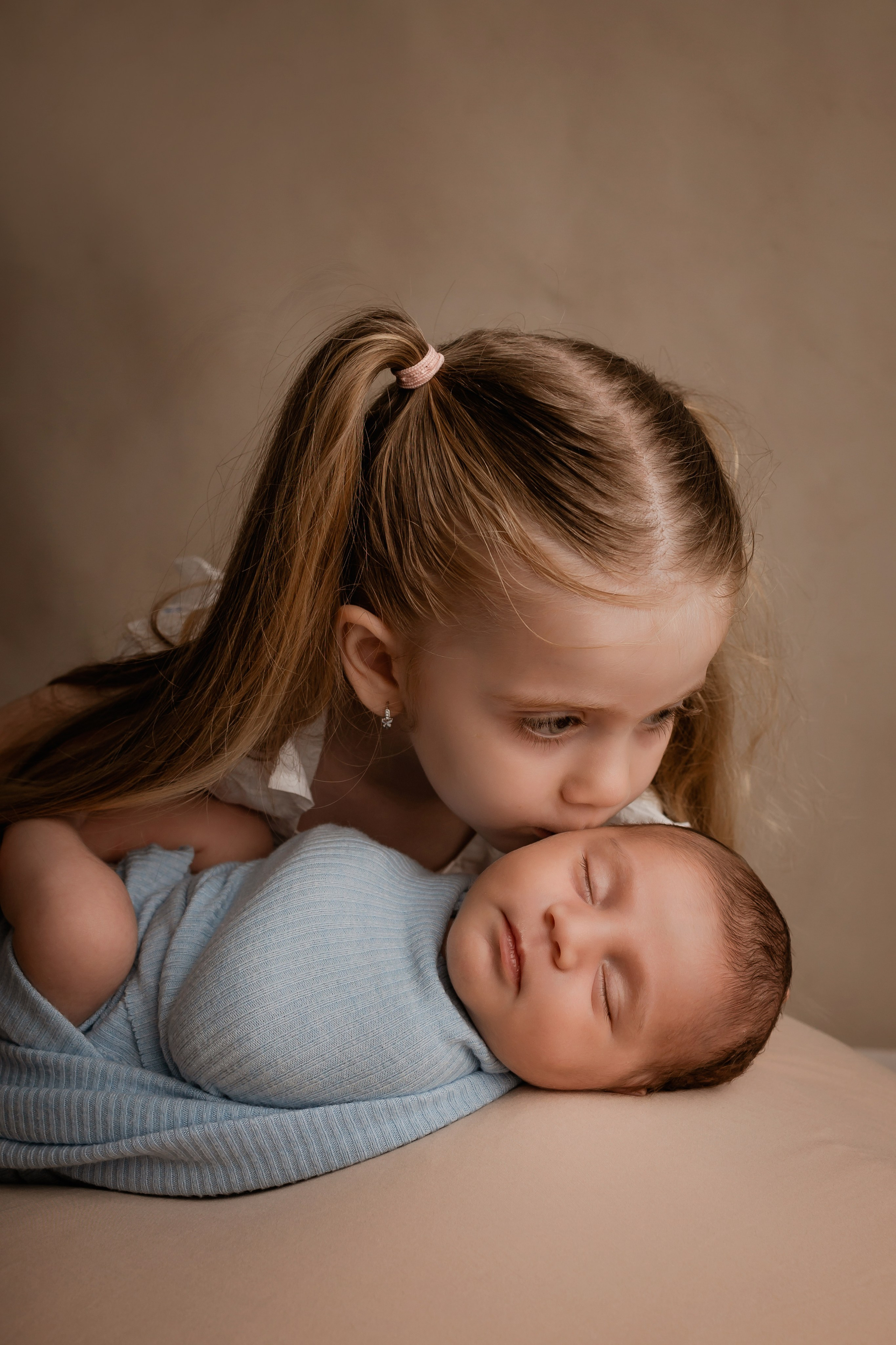 Newborn (фотосессия новорожденных). Фотостудия для новорожденных и малышей в Твери — На ручки