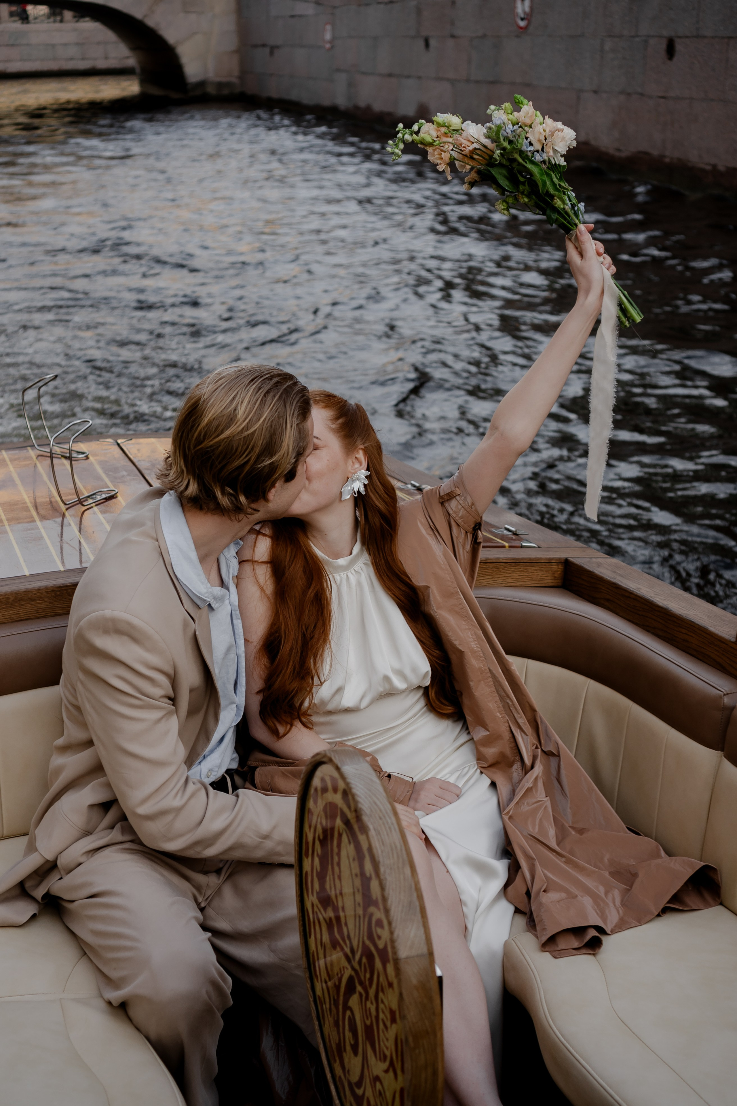 СВАДЕНБНАЯ СЬЕМКА НА КАТЕРЕ ПО КАНАЛАМ САНКТ-ПЕТЕРБУРГА И В АКВАТОРИИ НЕВЫ. Профессиональный фотограф, Санкт-Петербург — Виктория Богомолова