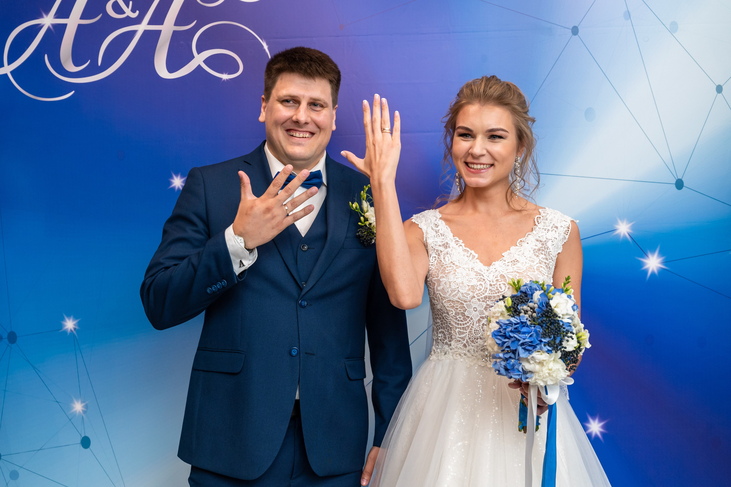 Молодые хвастаются кольцами на регистрации брака, фото на свадьбу, бронь даты на этом сайте со скидкой за онлайн