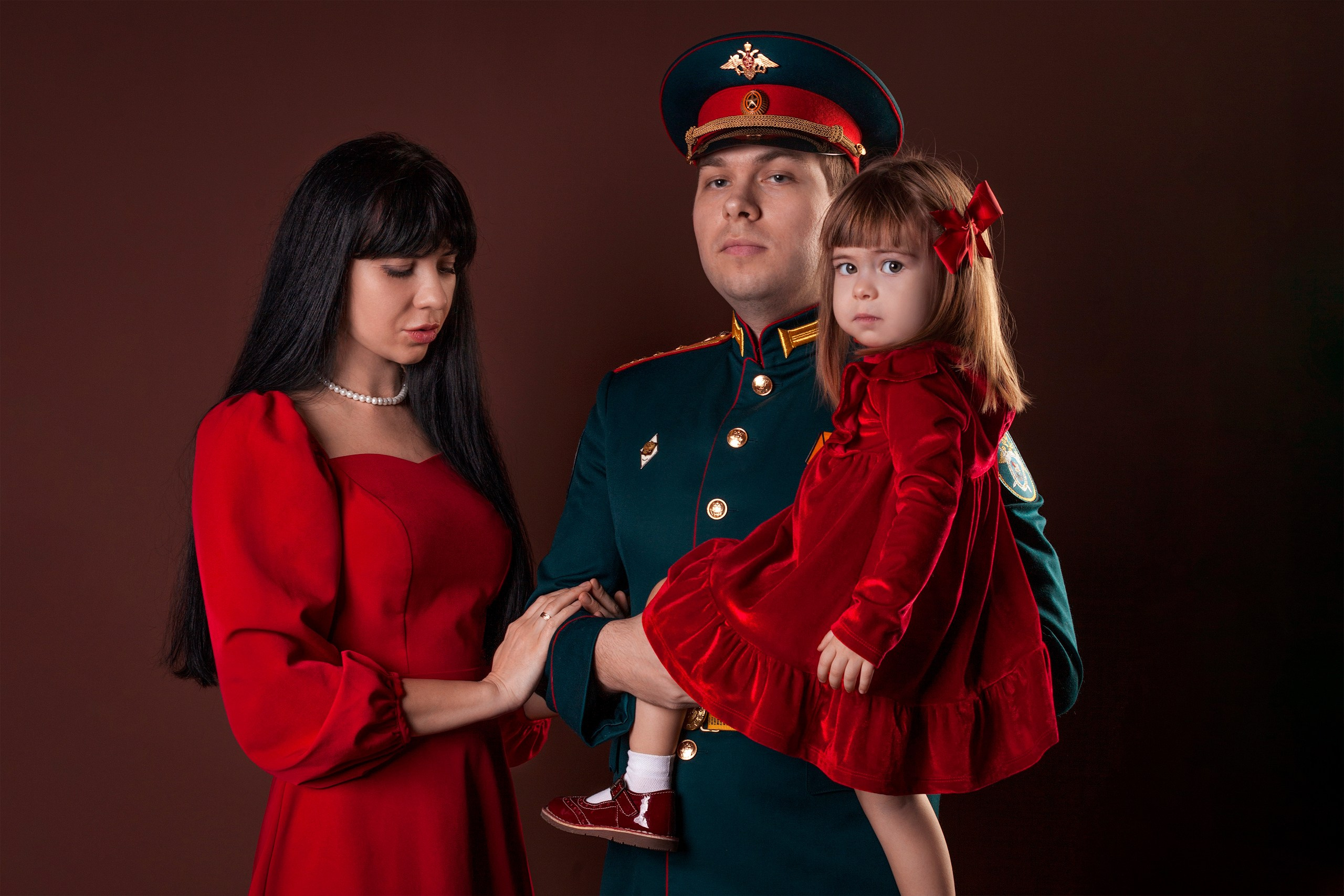 Семейный классический портрет в студии, фотосессия в студии
