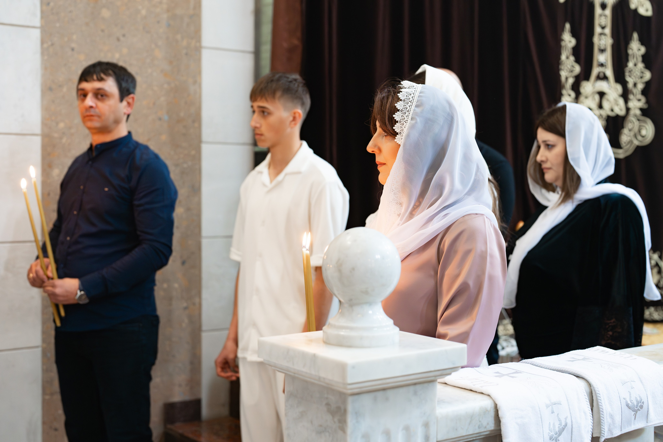 Крещение  ребёнка в храме. Фотограф видеограф Геннадий Янбаев в Сочи, Краснодаре