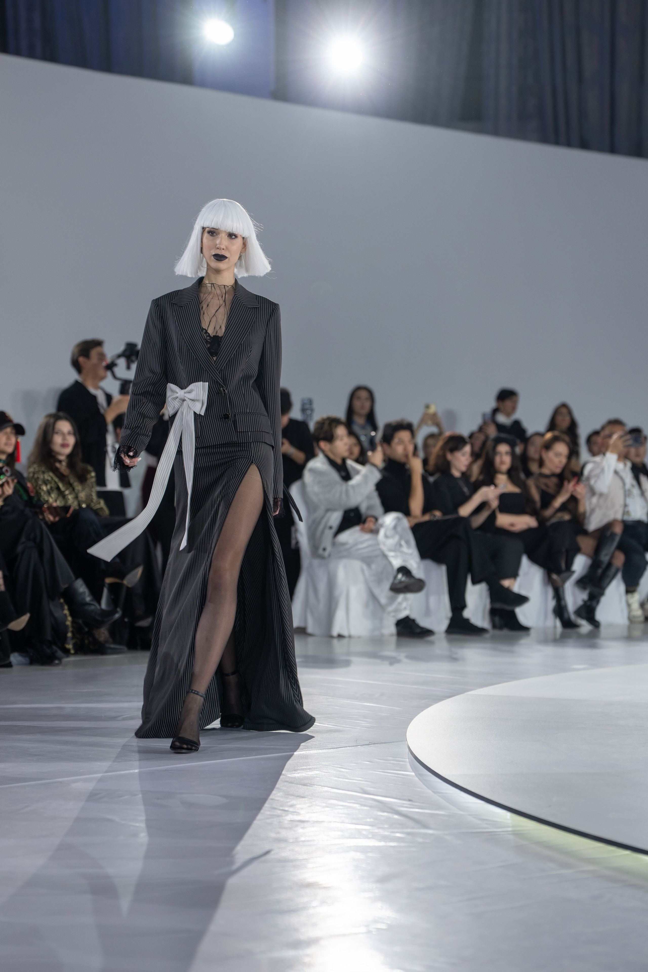 Дизайнер Umed Kuchkaliev. Сайт Алматинского НЮ АРТ, будуар и фэшн фотографа Дениса Карпенко