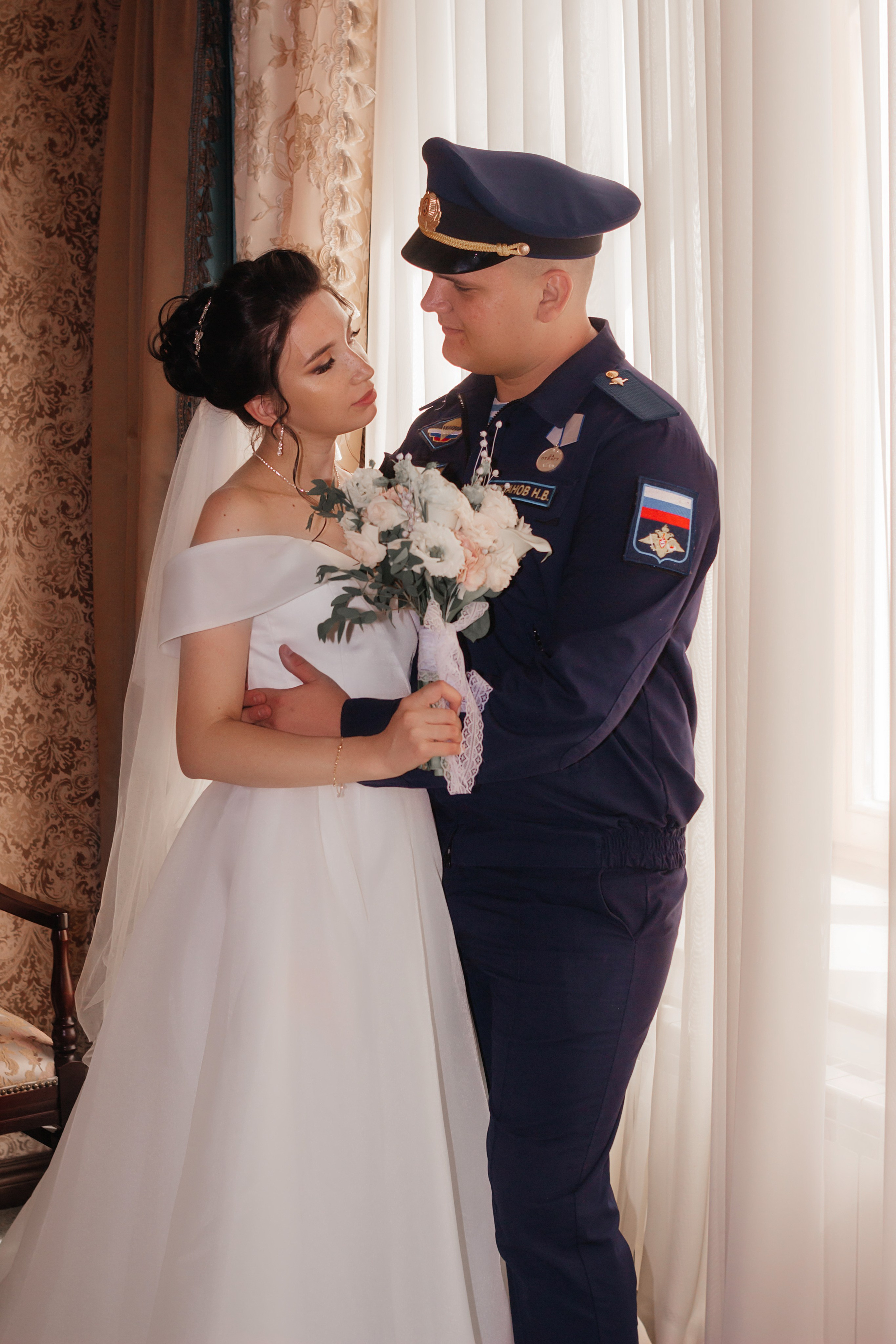 Свадебная съемка на Стрелке жарким июльским днем в день семьи любви и верности. на Нижегородской ярмарке около фантана и в ресторане Парус на Гребном канале. Ресторан в нижнем новгороде. Нижегородский ЗАГС на Малой покровской, зал купеческий. Ведущий на свадьбу нижний новгород. 