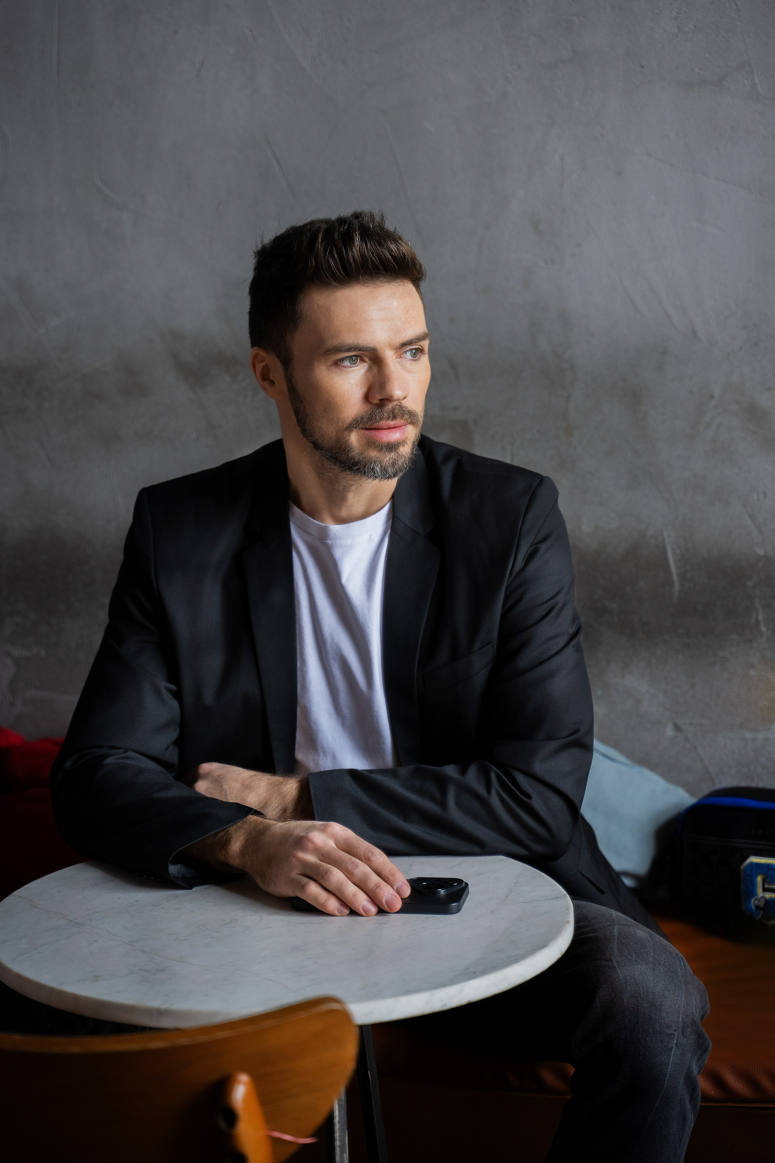 Красавчик в кафе. Главная