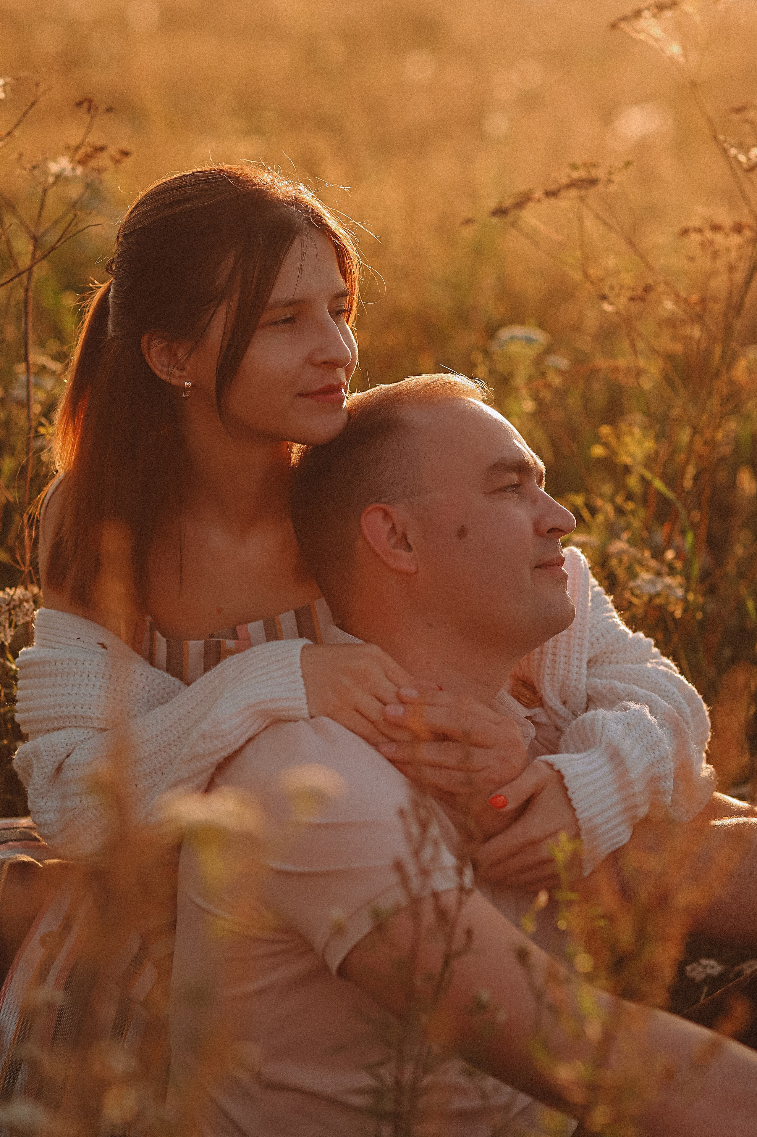 Поле love story на закате. Семейный фотограф Тюмень, фотограф на роды Салмина Мария
