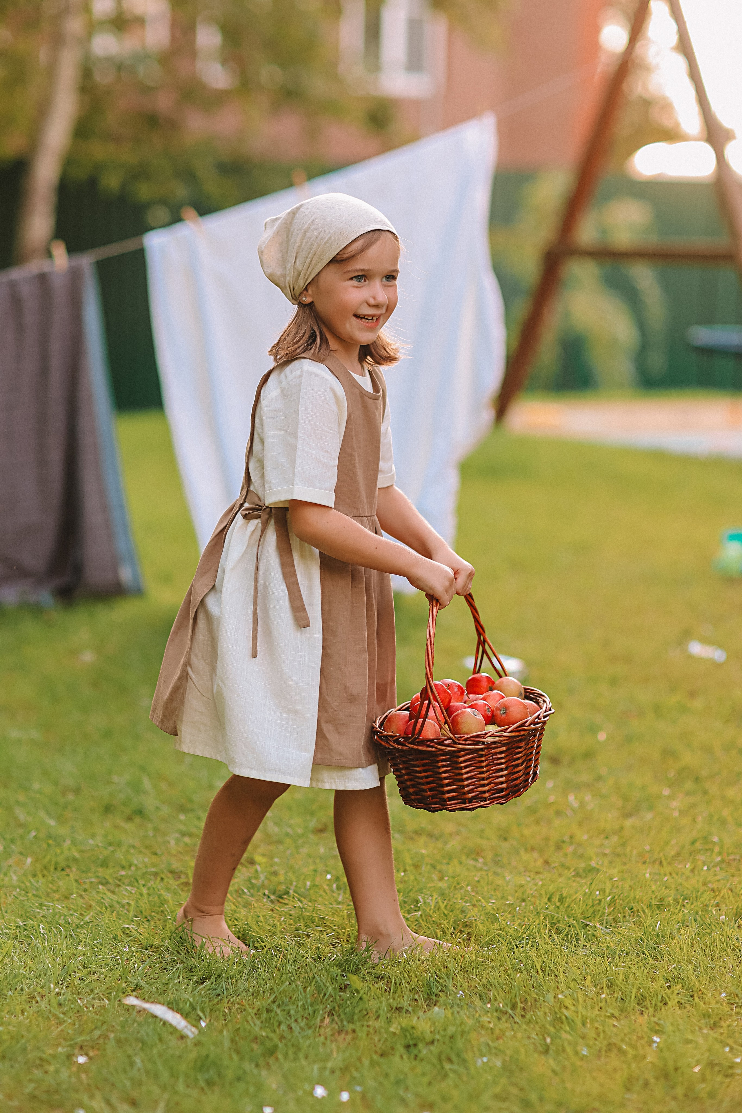 Стирка у дома. Семейный фотограф Тюмень, фотограф на роды Салмина Мария