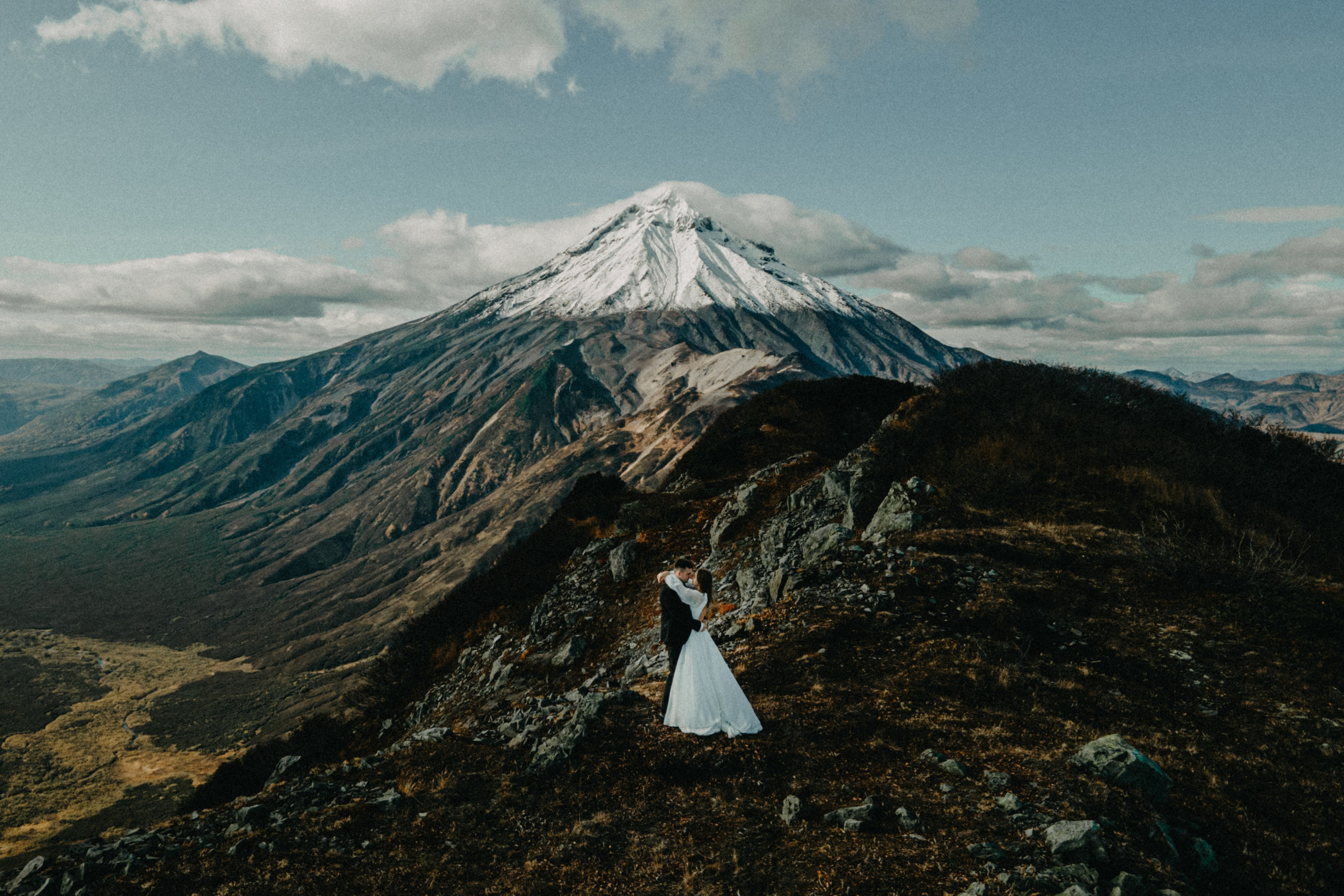 Вертолетный полет Бухта Жировая. Свадебное фото и видео на Камчатке. Туристические маршруты