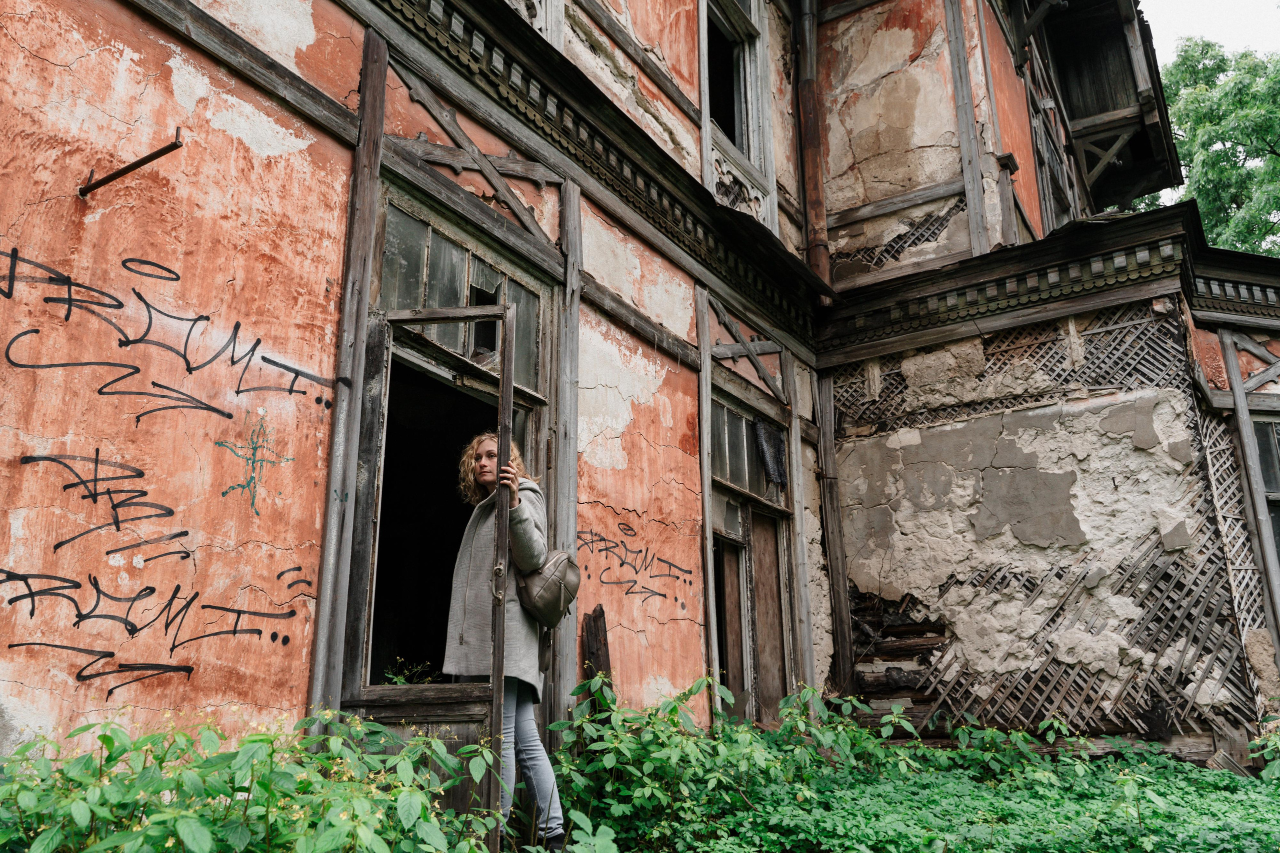 Настя. Портретная съемка в заброшенном доме. Фотограф Анастасия Арланцева