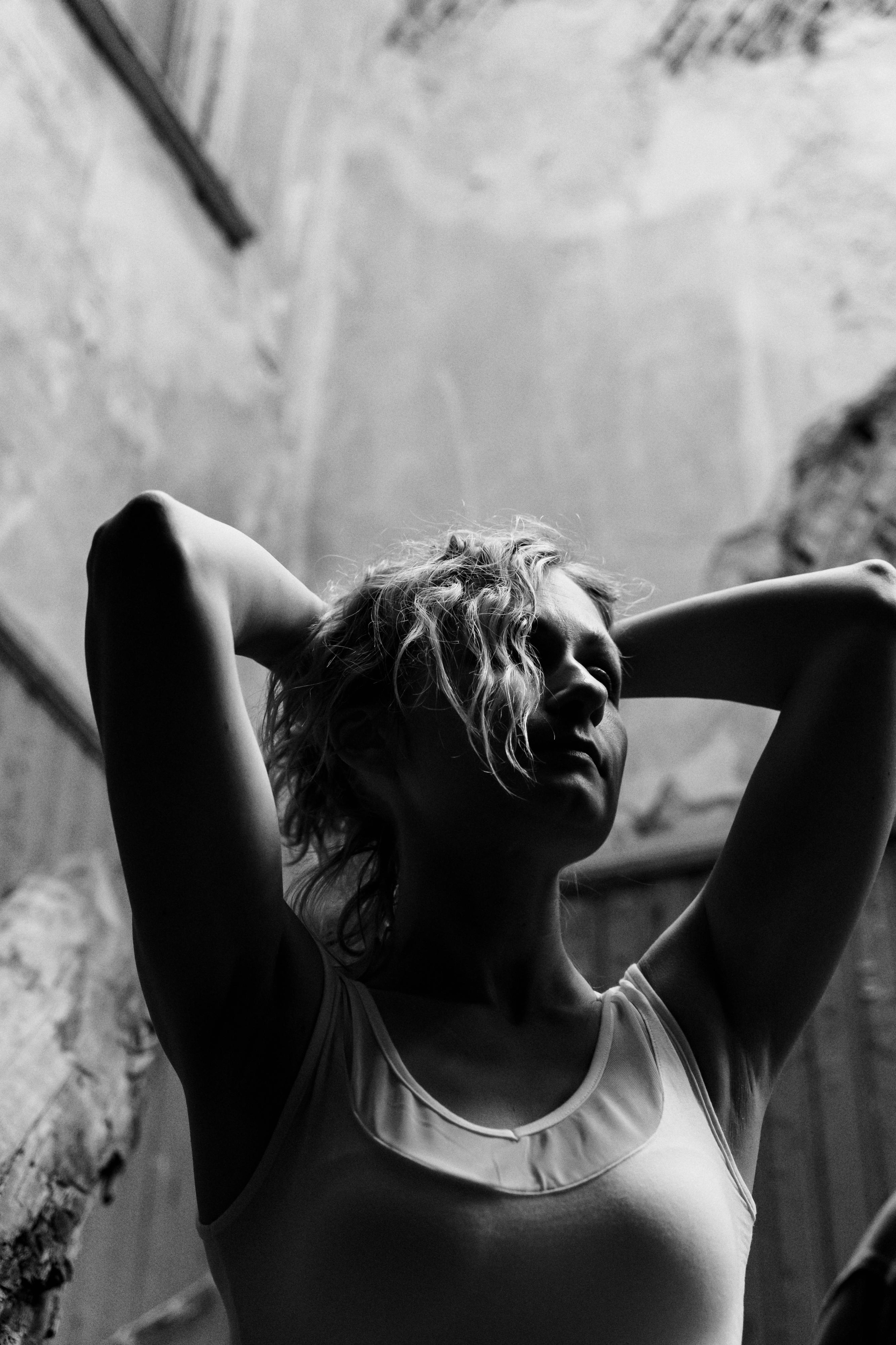 Настя. Портретная съемка в заброшенном доме. Фотограф Анастасия Арланцева