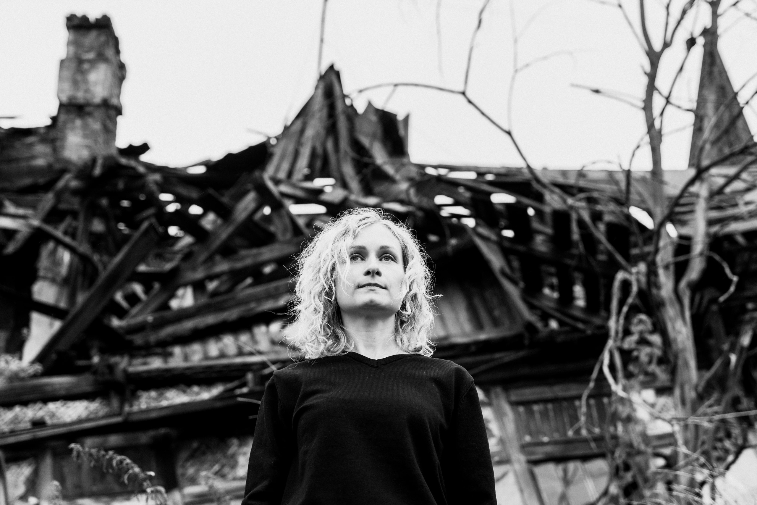 Настя. Портретная съемка в заброшенном доме. Фотограф Анастасия Арланцева