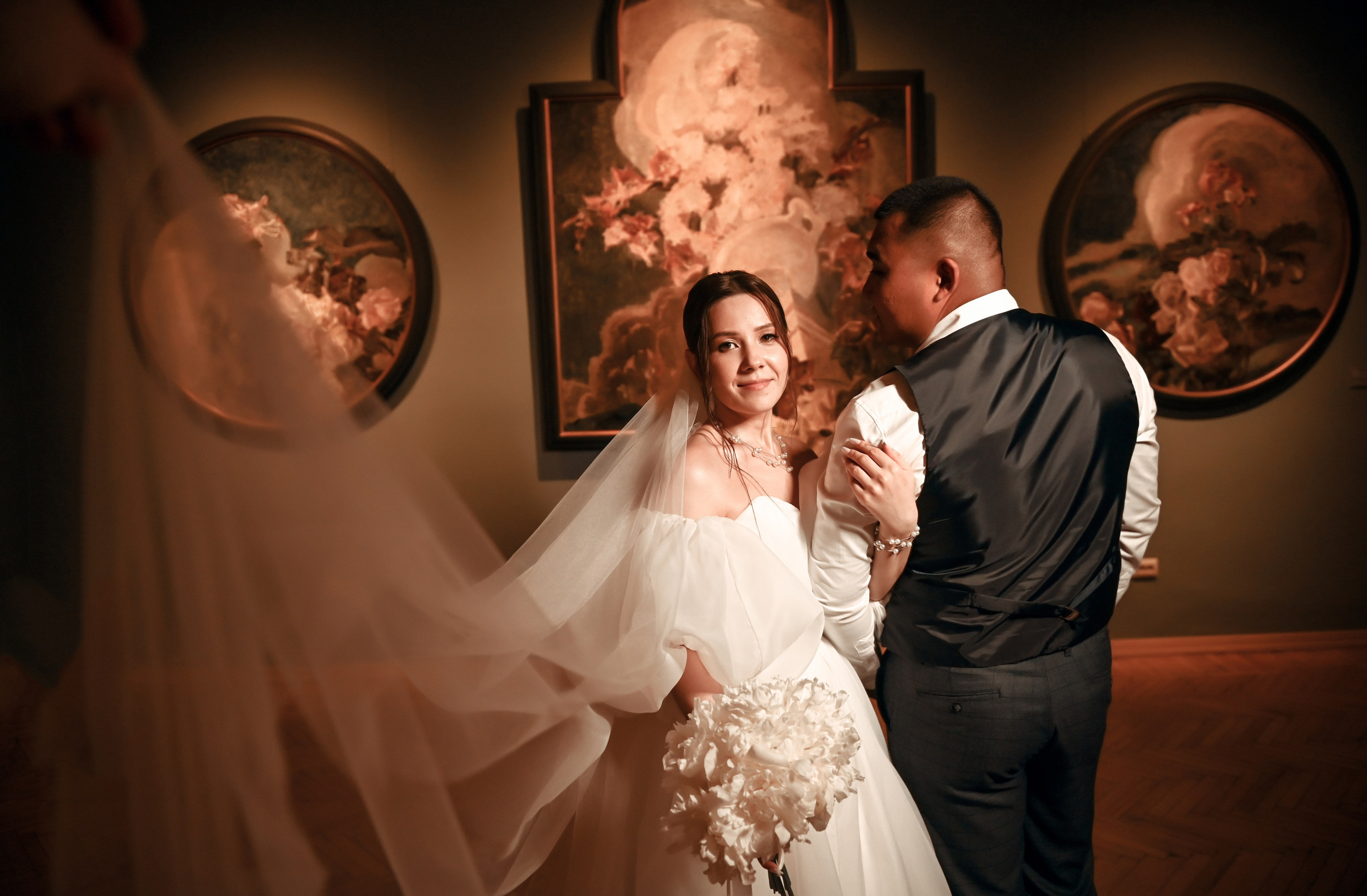 Небольшая свадебная серия в музее и прогулкой под дождем Эльмиры и Ризата. Свадебный, семейный, детский, контент фотограф в Омске Максим Ильин