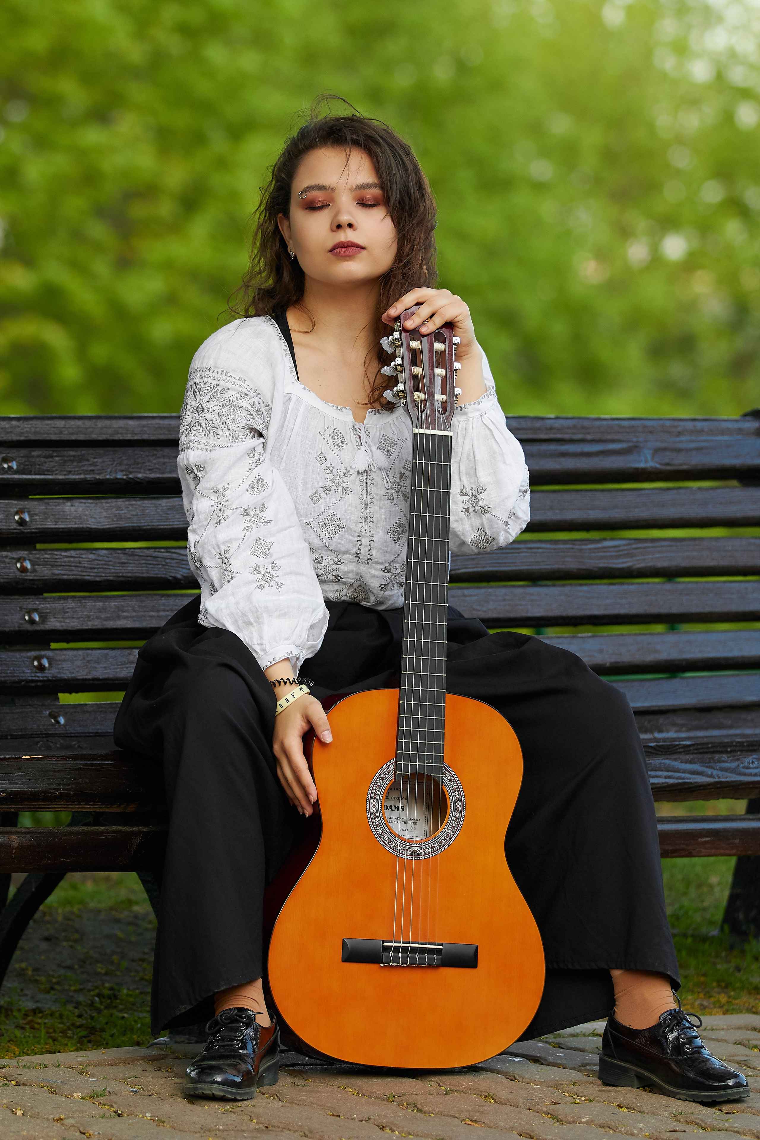 Alt-текст - Девушка настраивает гитару, сидя на ступенях в Царицыно, живой репортажный портрет, фотограф Амил Курбанов