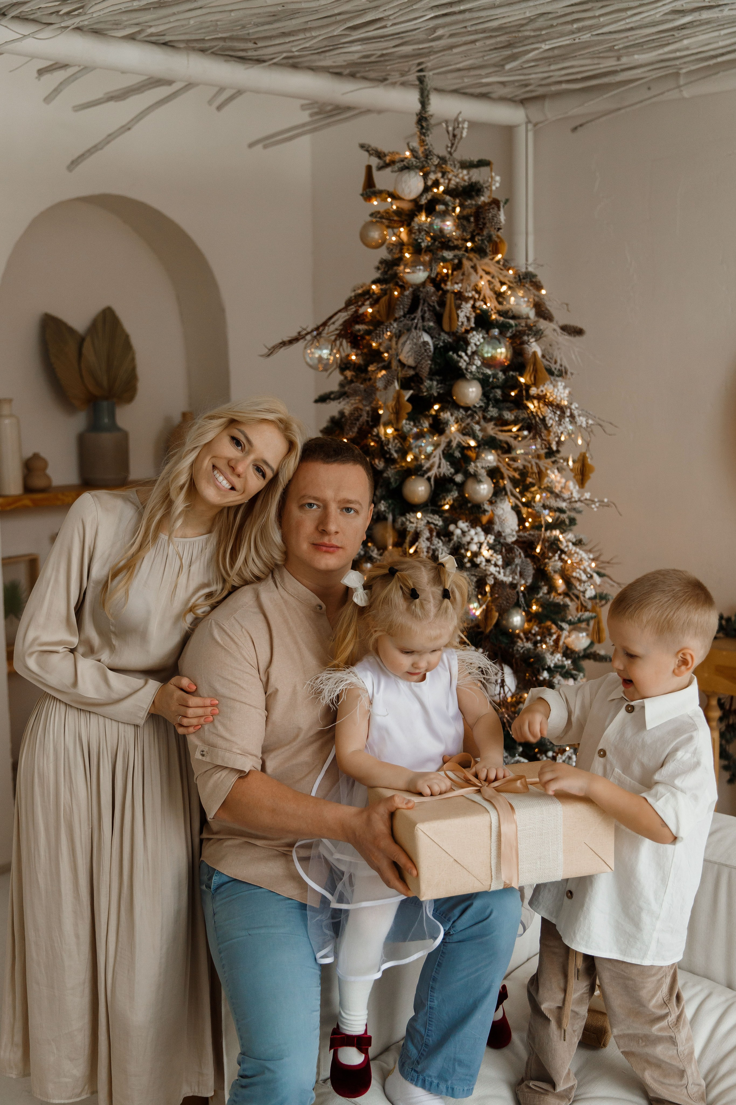 Семейная новогодняя фотосессия в студи Мимика. Фотограф Александра Сыщенко