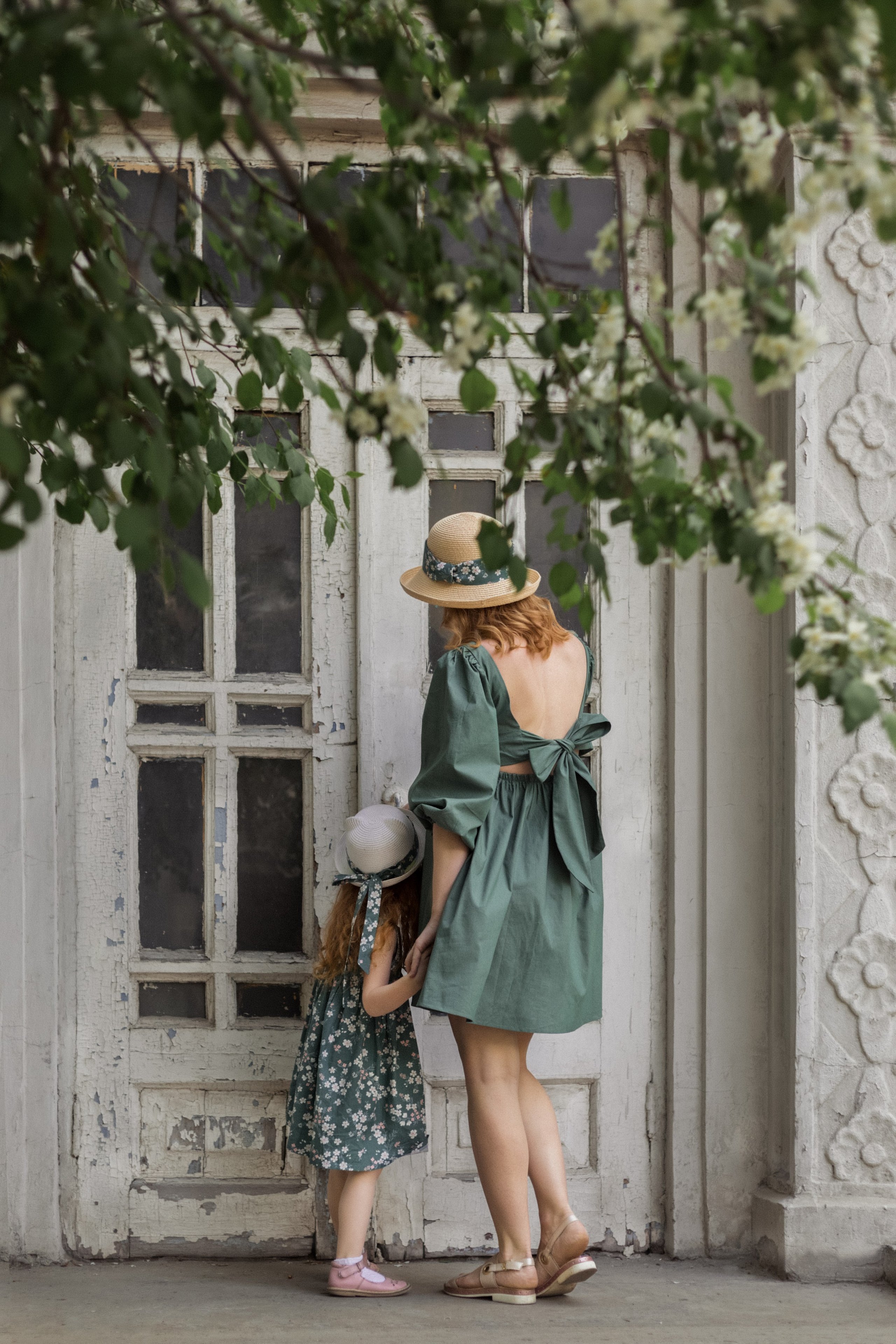 Алиса с мамой в цветении. Фотограф в Новосибирске Краснова Евгения