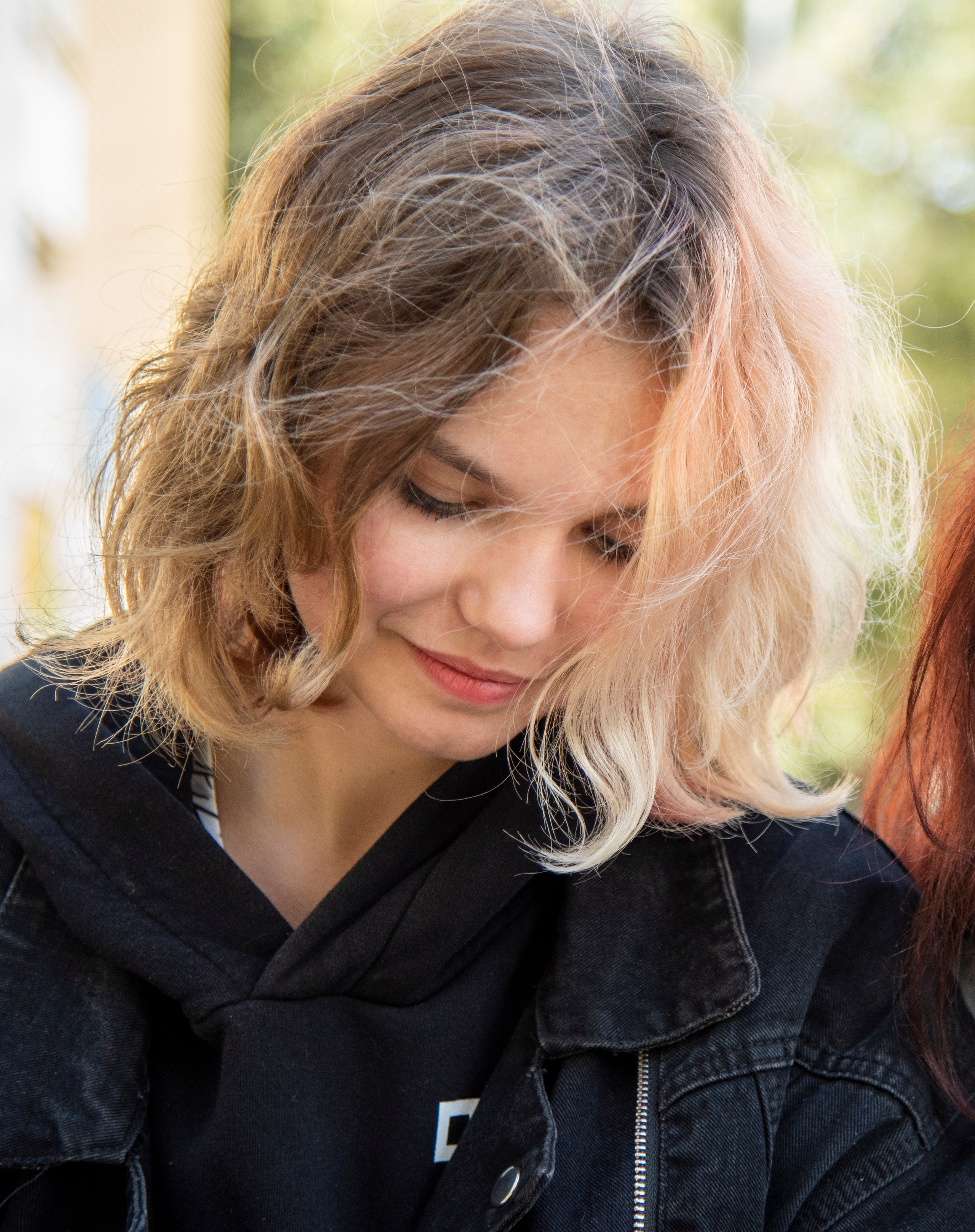 портет девушки. волосы окрашены в два цвета