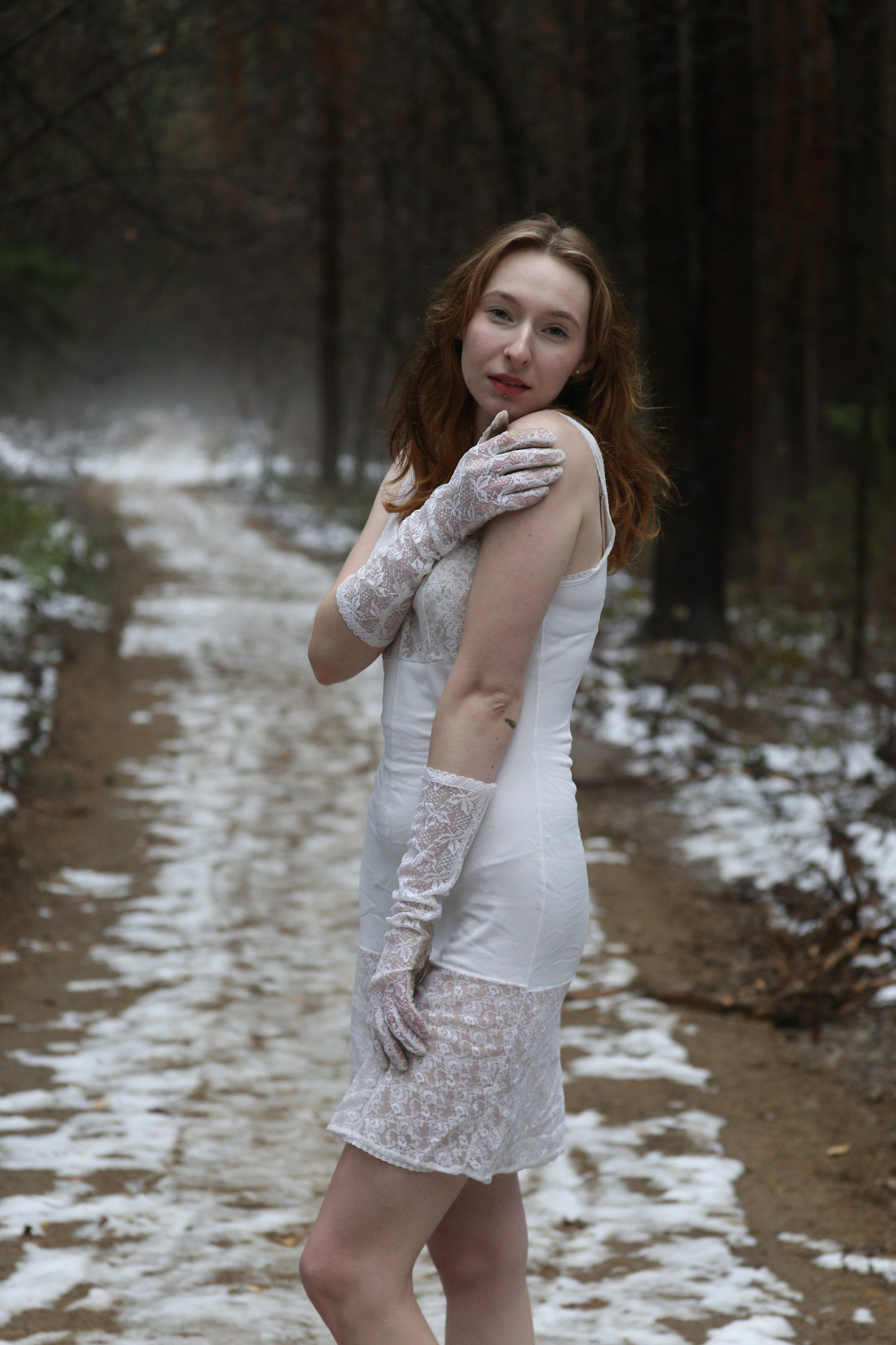 Полина на снегу босиком. Фотограф Пермь. Фотосессия в фотостудии Перми и на свежем воздухе