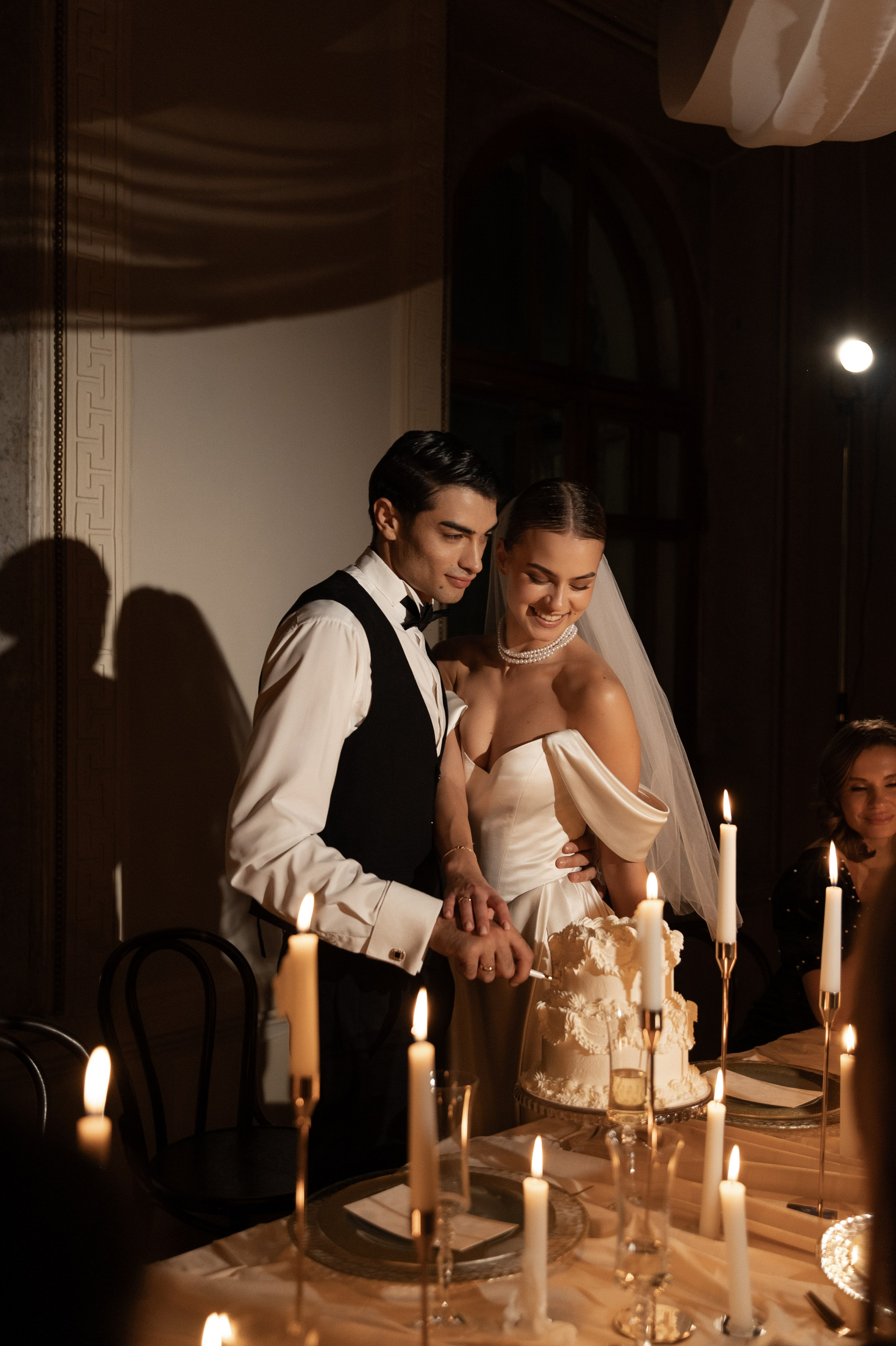 Камерный свадебный ужин при свечах в старинном особняке в фотостудии 21. Kult. Ярослава Ерина — свадебный фотограф в Москве