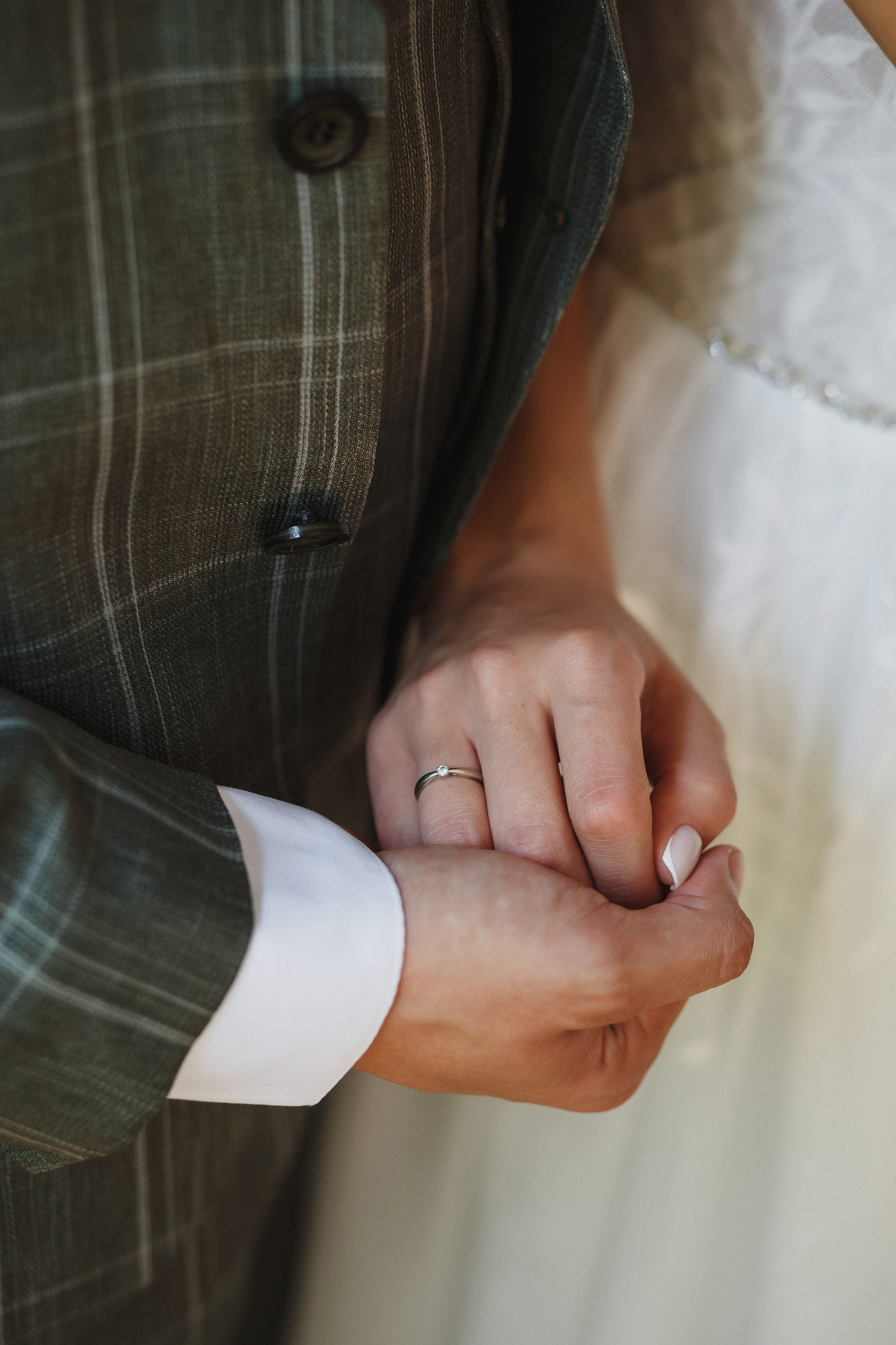 Руки жениха и невесты в гостинице Ида в Таганроге: нежный момент, символизирующий их объединение перед свадьбой. Интимное и трогательное объединение двух сердец.