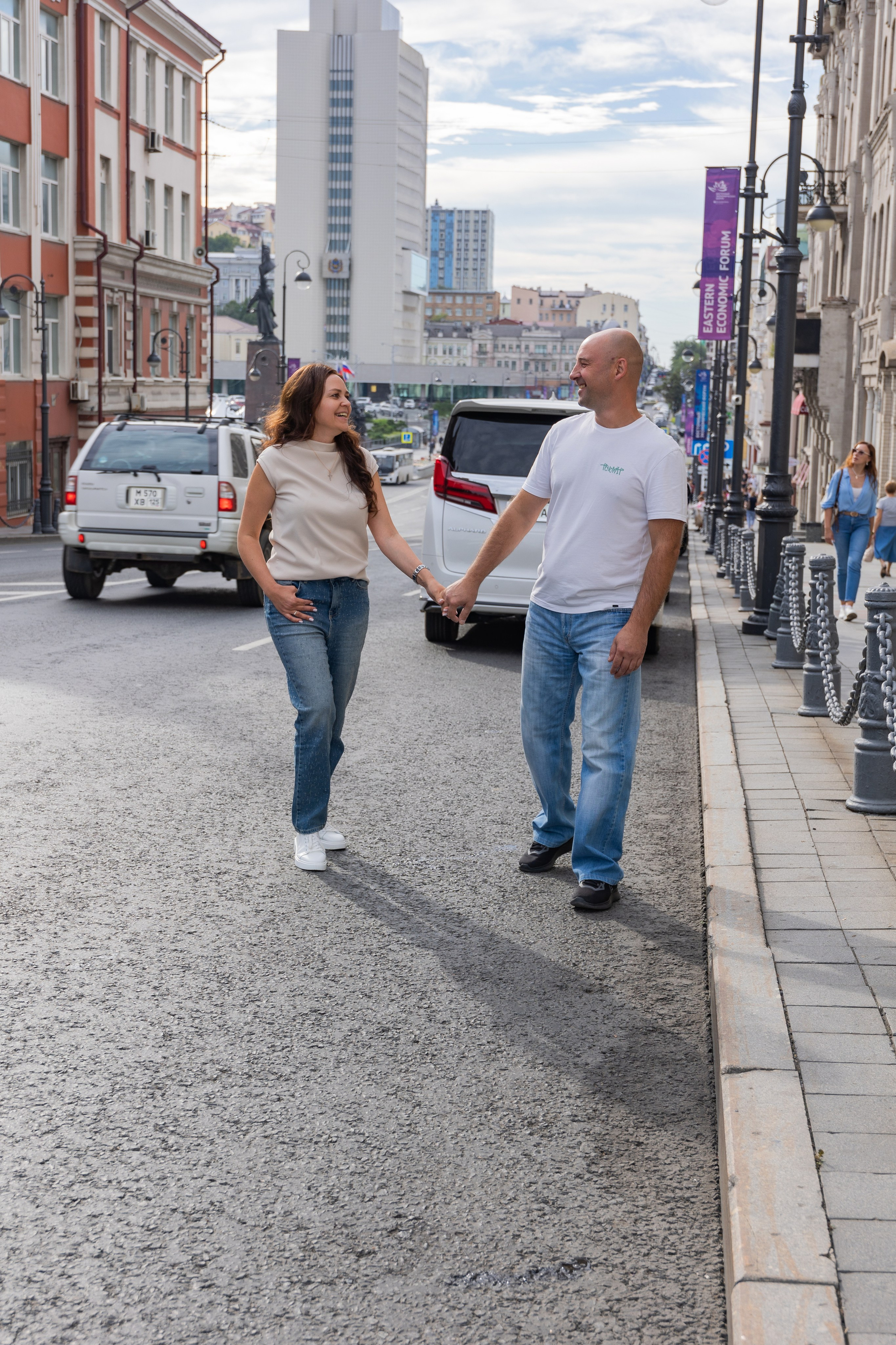 Семейная прогулка в малом дворике Гума. Выпускные альбомы во Владивостоке